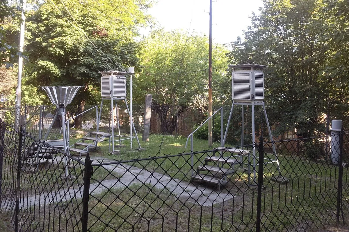 Метеостанция в курортном парке Железноводска: две будки на ножках и воронка осадкомера (другая станция, не сочинская)