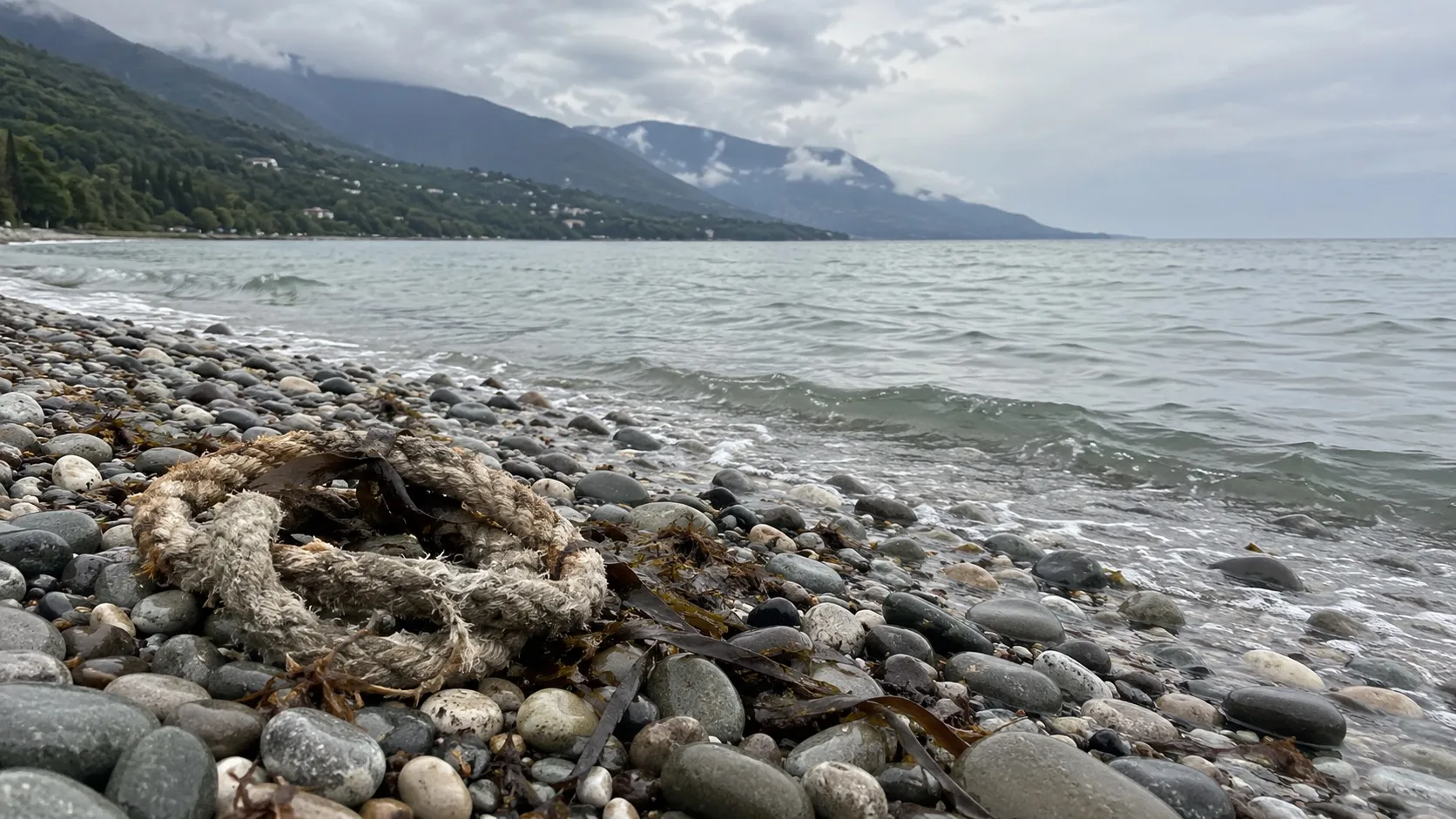 Иллюстрация: бухта каната на морской гальке