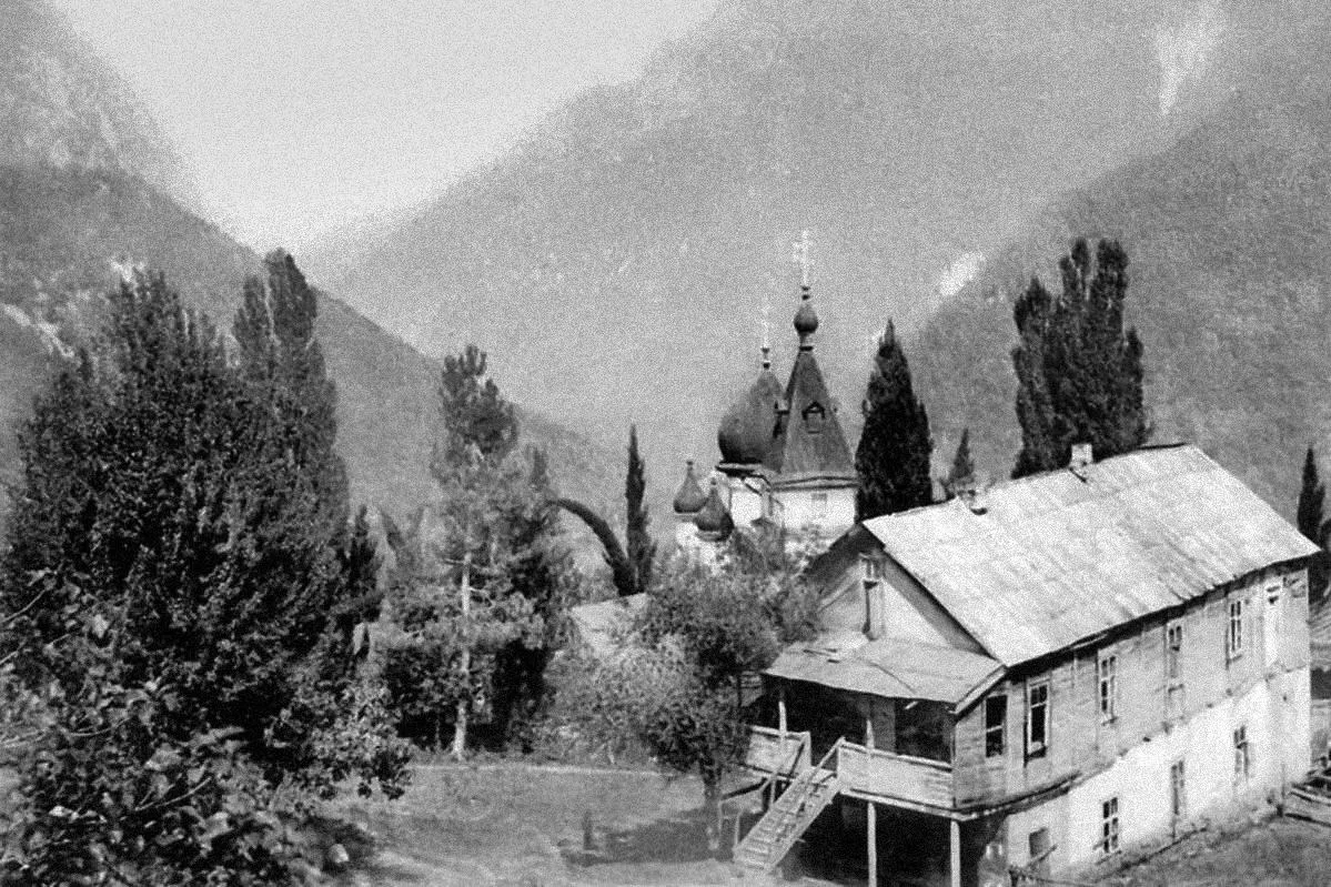 Свято-Троицкий монастырь у Ахцу до 1917 года: церковь с главами и двухэтажный корпус на фоне гор