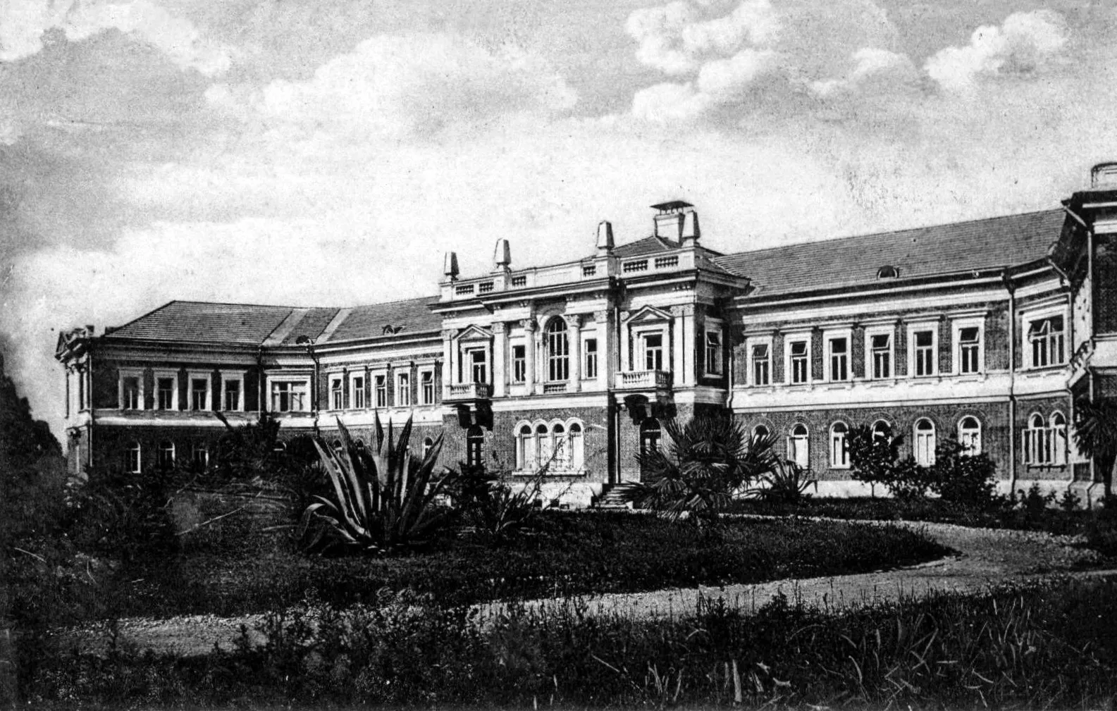 Главное здание санатория в Агудзере, около 1905 года