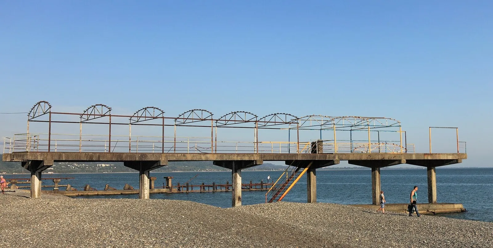 Галечный берег и пирс у набережной Сухума