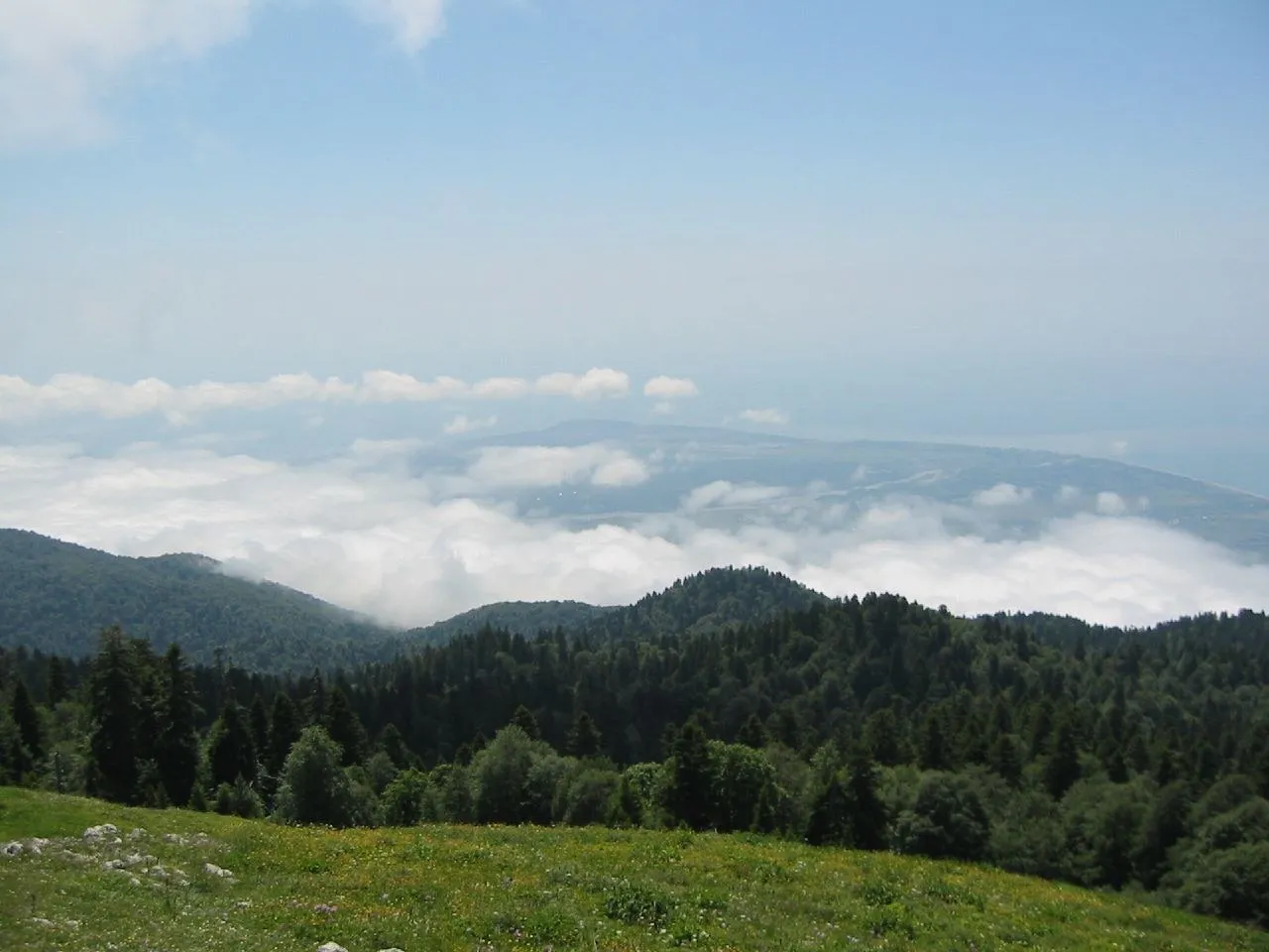 Пицундский мыс с гор над облаками