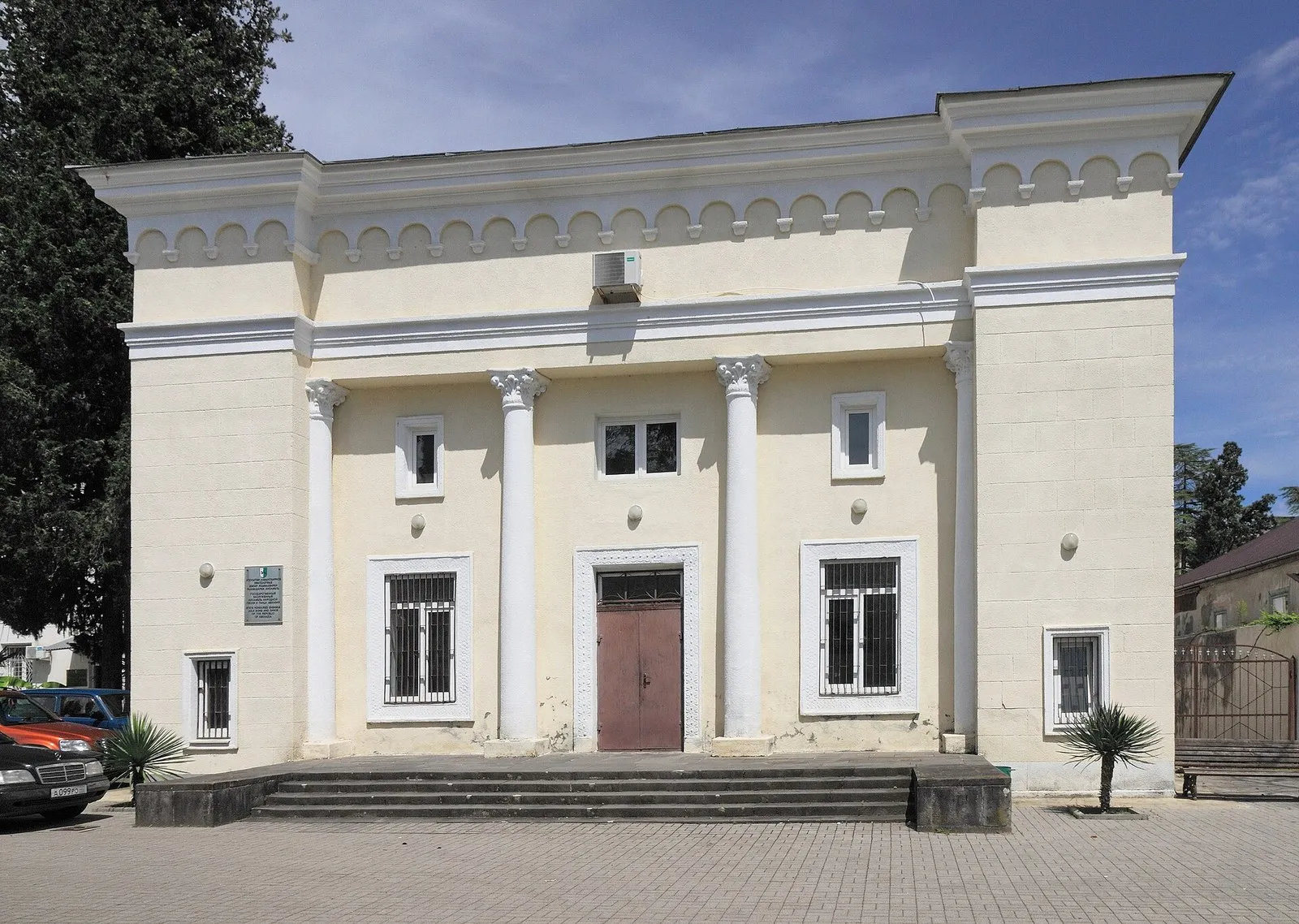 Здание Государственного ансамбля народной песни и танца Абхазии в Сухуме