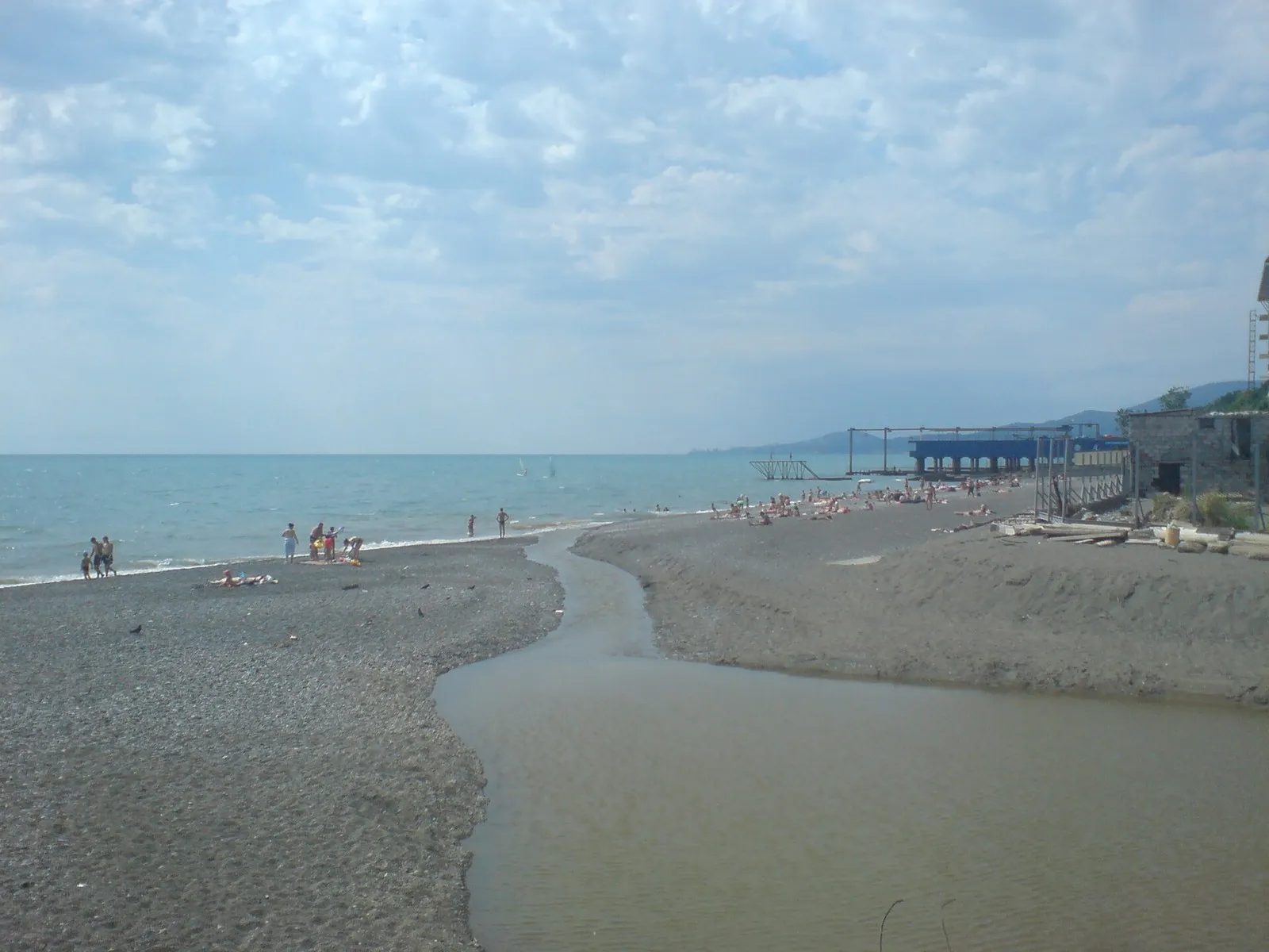 Устье реки Херота в Адлере, речка выходит к морю через пляж