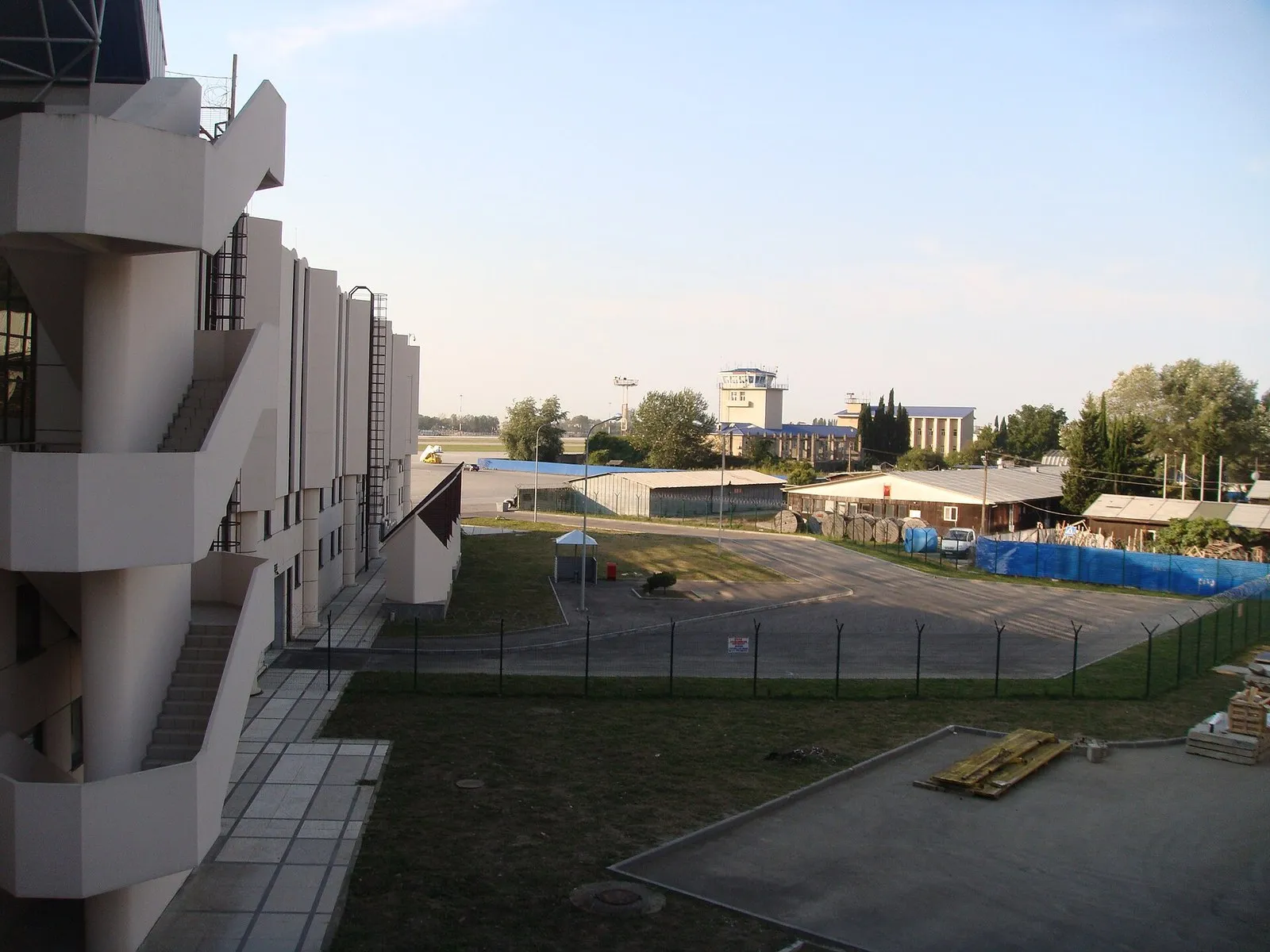 Боковой фасад нового терминала, за ним служебные постройки и диспетчерская вышка, октябрь 2011 года