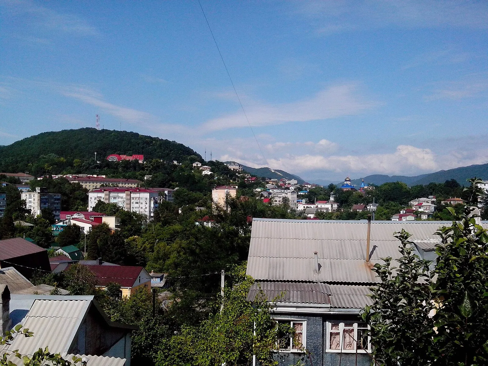 Туапсе: дома на склонах холмов, на гребне антенная мачта
