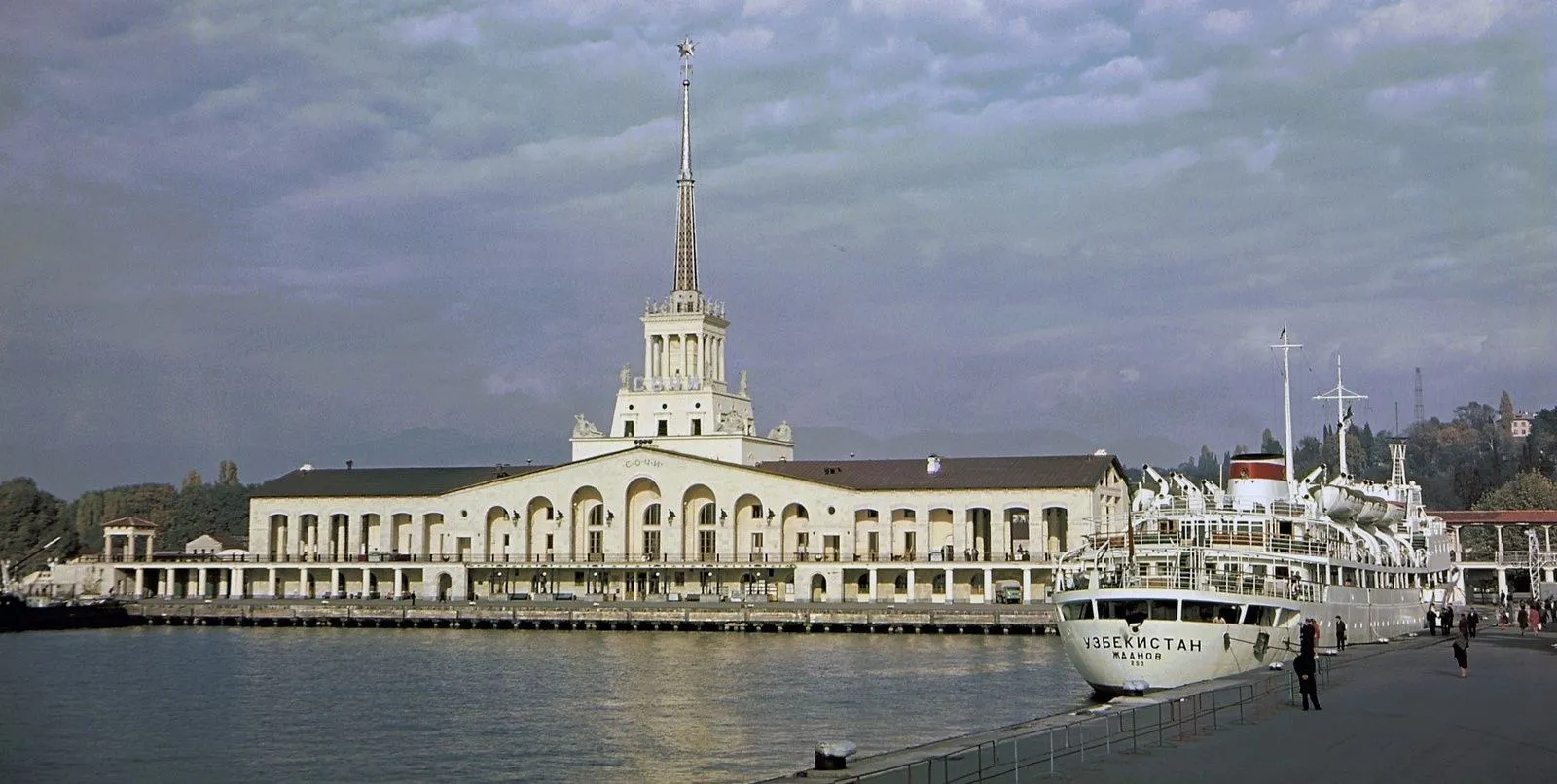 Морской вокзал Сочи и пассажирский теплоход у причала, 1970 год