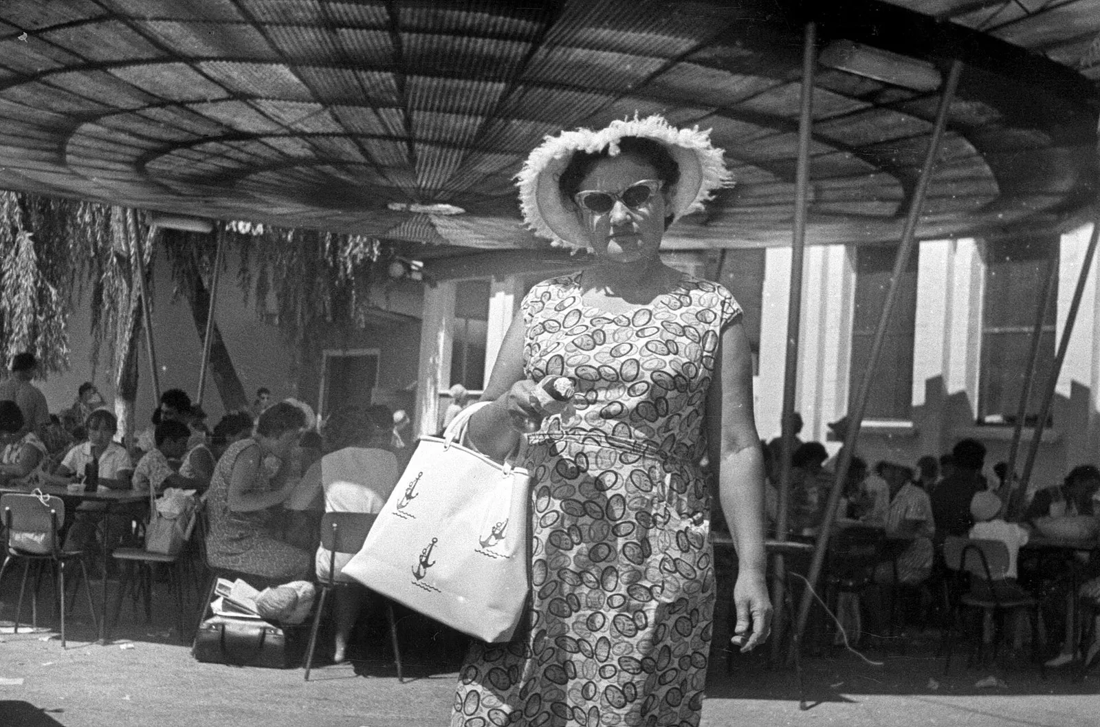 Кафе на пляже в Лоо, июль 1968 года. Лоо — другой посёлок Большого Сочи, но тот же берег и те же годы