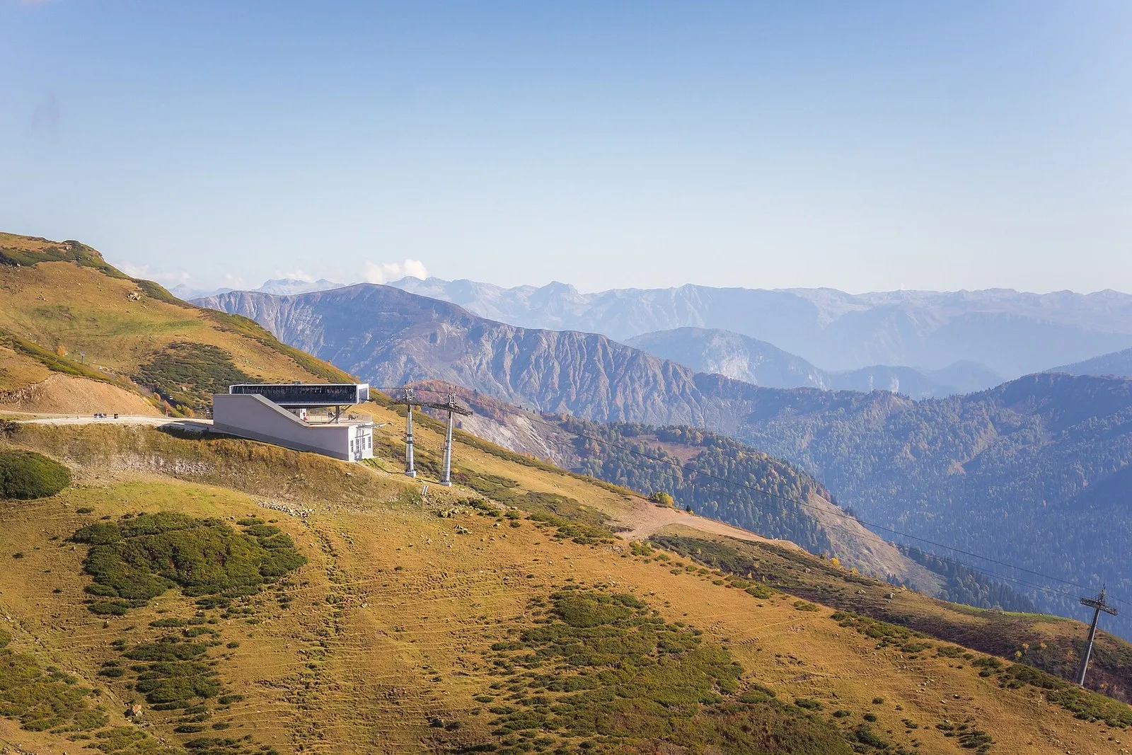 Станция кресельной дороги «Вероника» на высоте 2320 метров, «Роза Хутор»: открытый гребень над долиной