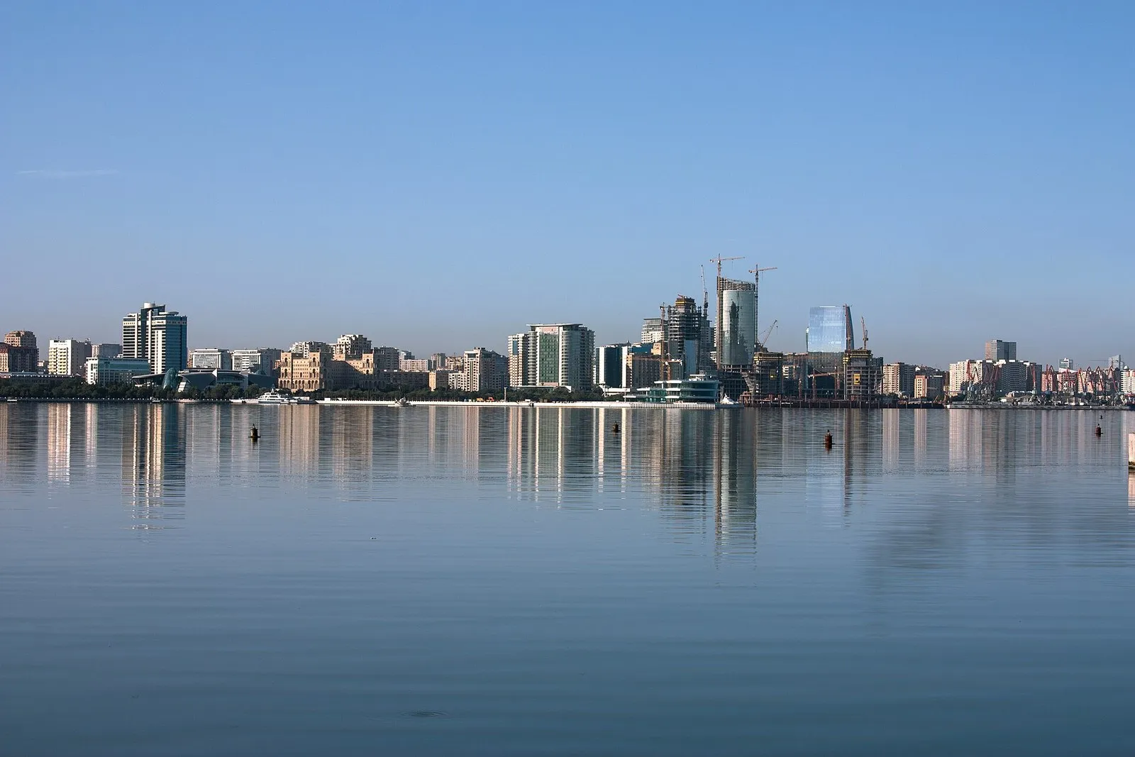 Бакинская бухта и городской берег