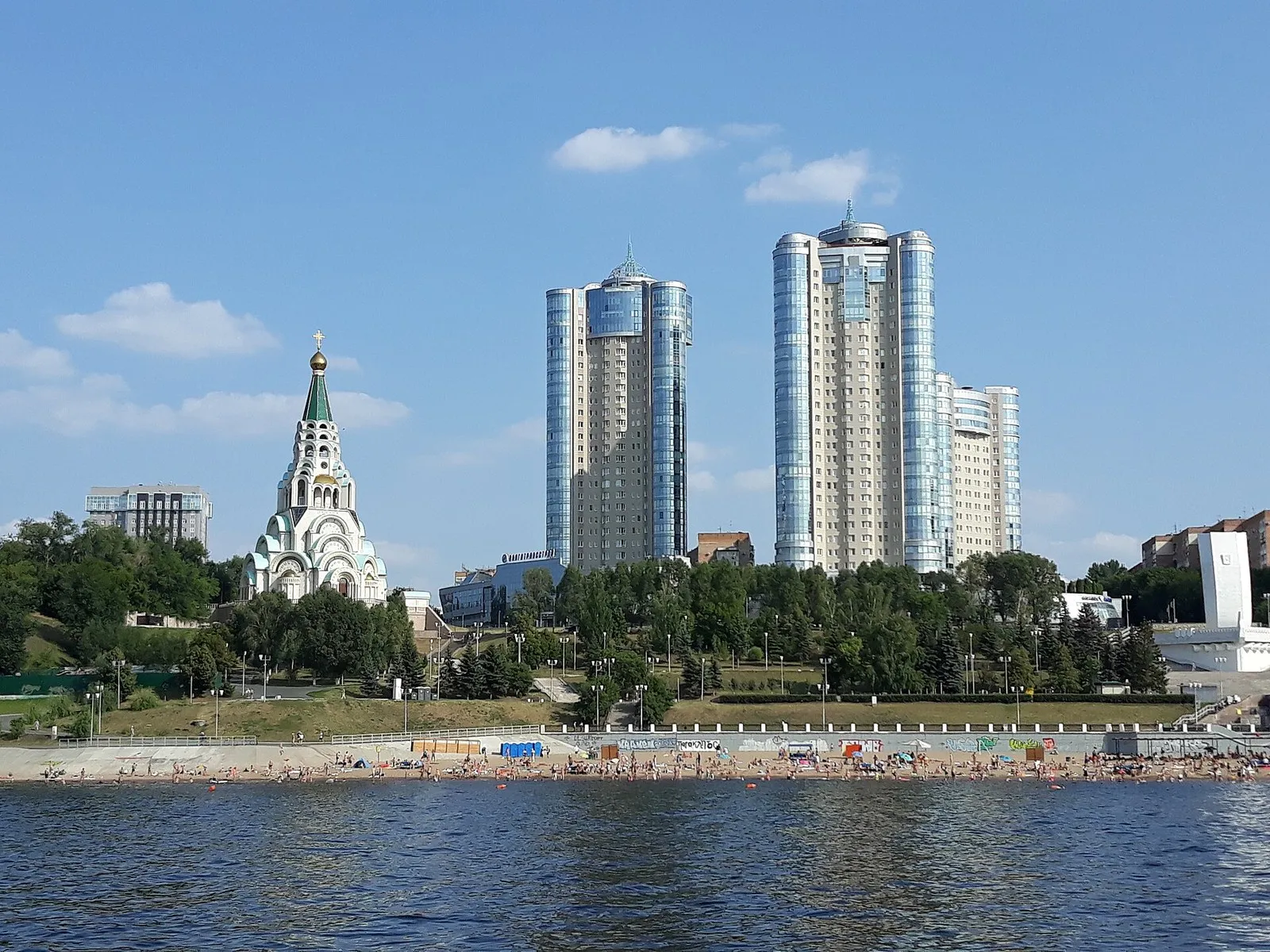 Самара с Волги: храм Святой Софии и башни комплекса «Ладья» над набережной