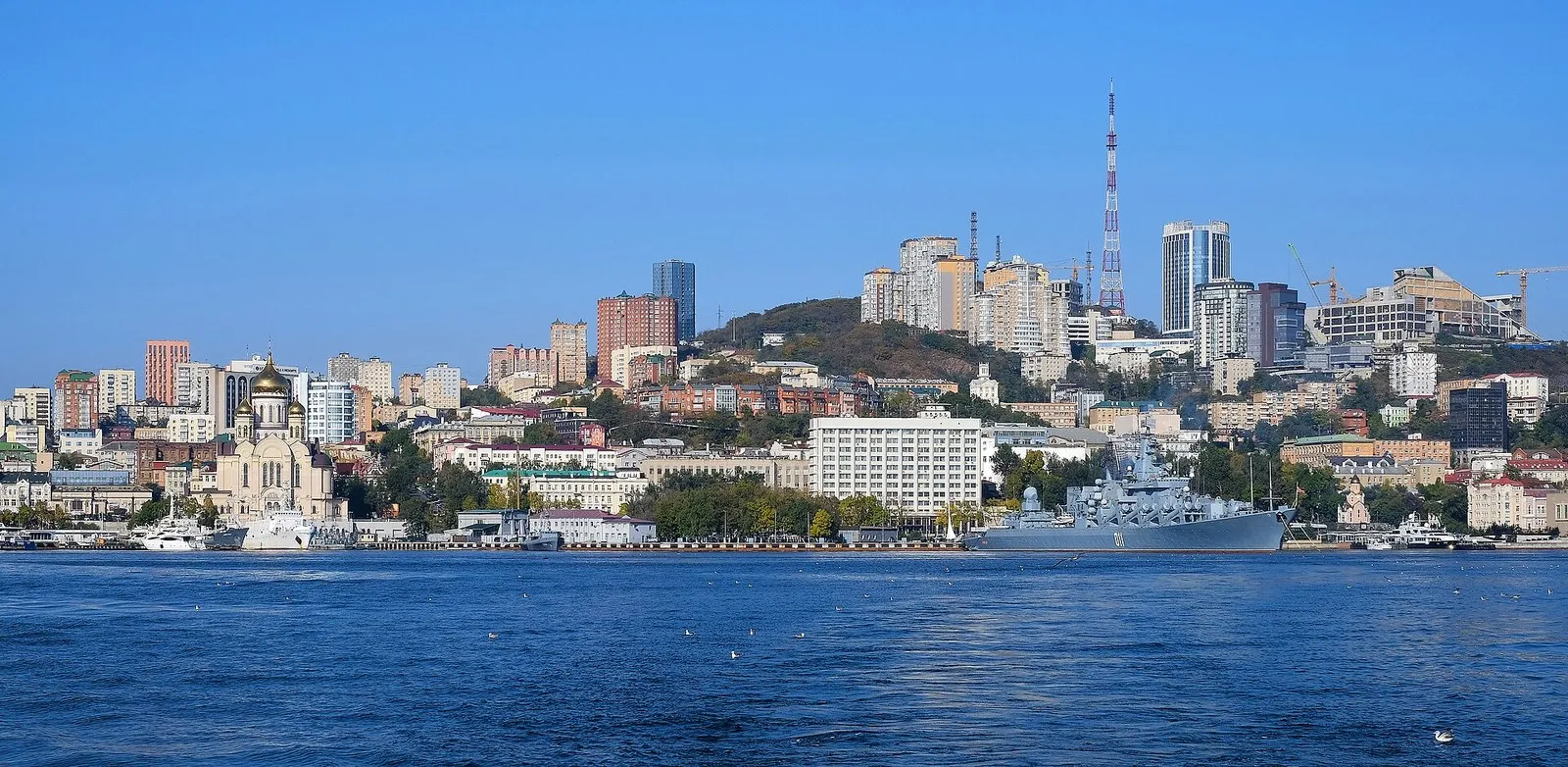 Бухта Золотой Рог во Владивостоке: набережная и сопки города, который лежит южнее Сочи