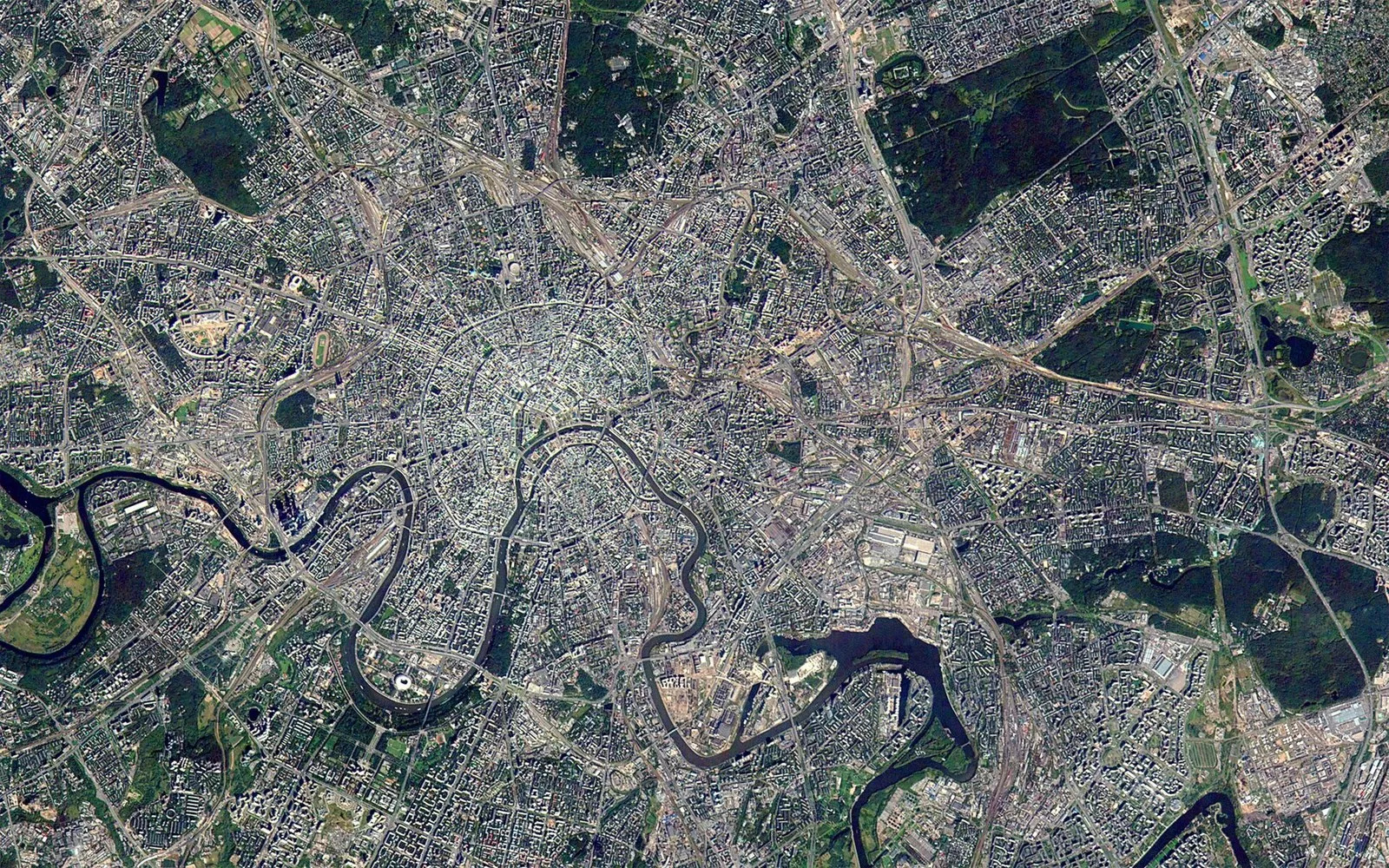 Центр Москвы со спутника: изгибы Москвы-реки и кольца улиц