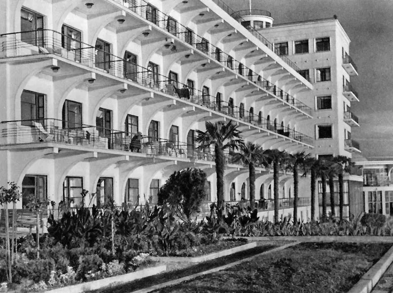 Курортная гостиница в Сочи, 1934 год: длинный корпус с открытыми балконами и пальмами у входа