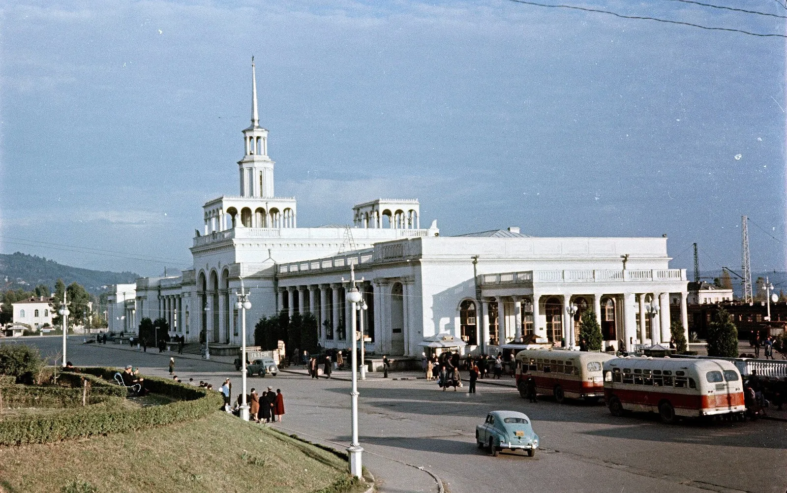 Вокзал в Сухуме в 1950-е годы: здание со шпилем и привокзальная площадь