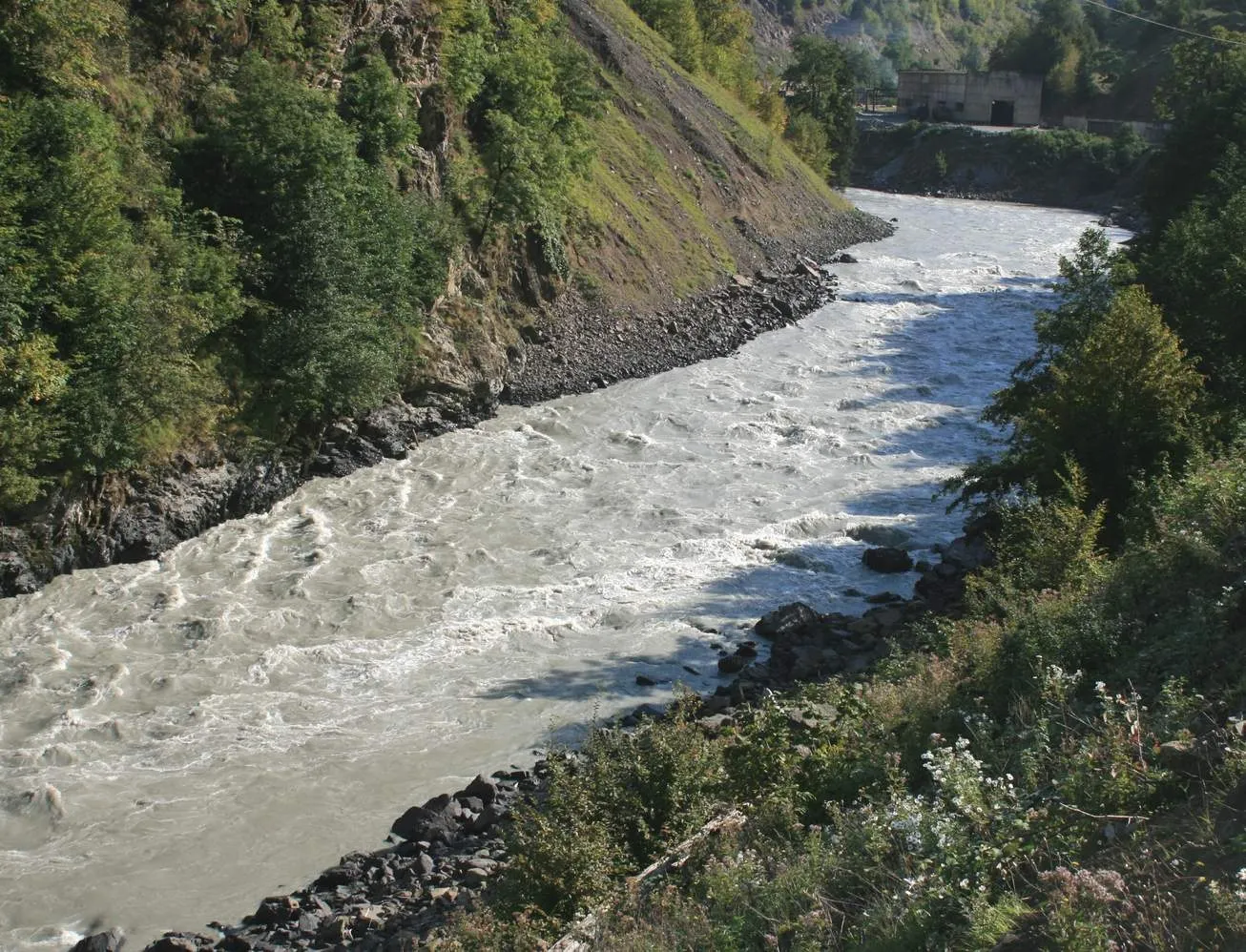 Река выше Джварского водохранилища: светло-серая вода в каменистом русле, сентябрь 2011 года