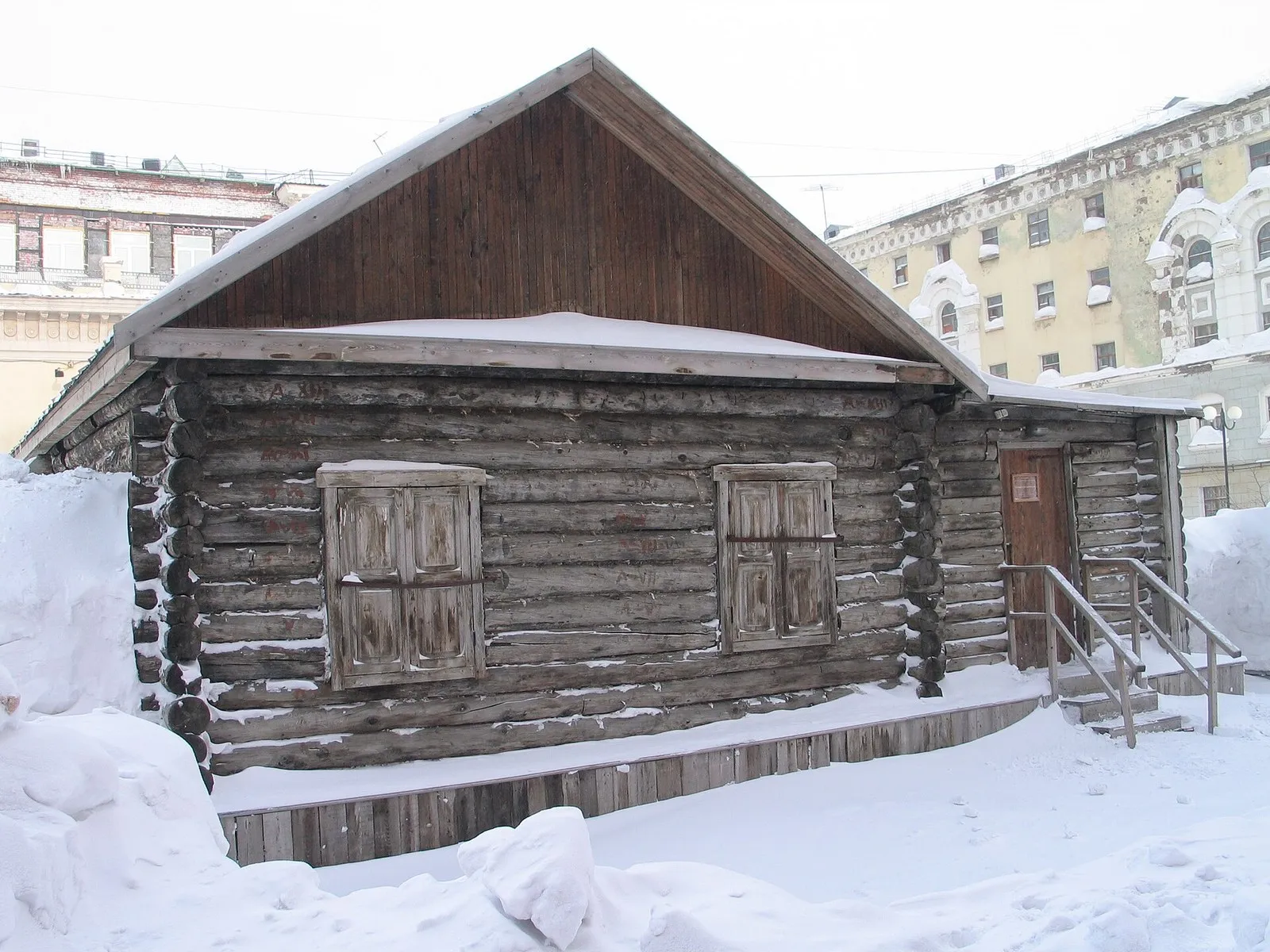 Первый дом Норильска, бревенчатый, зимой