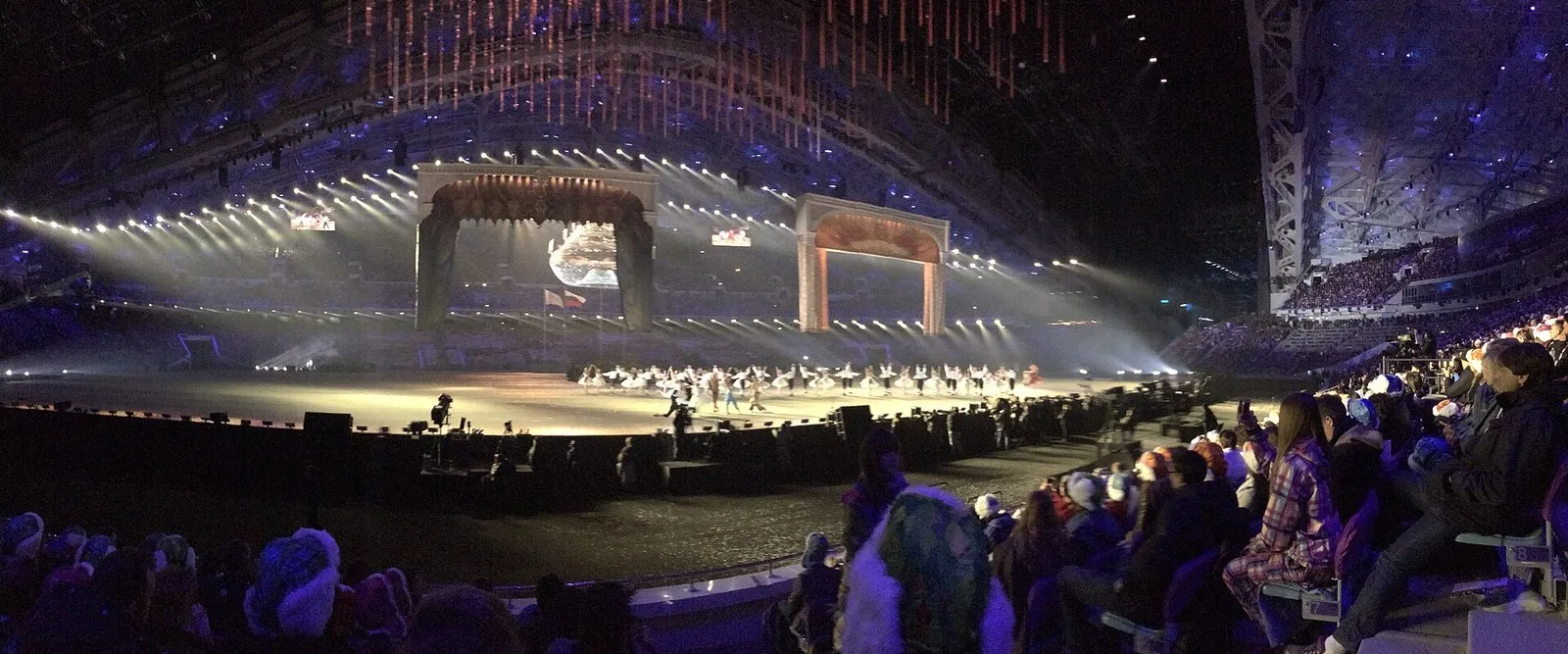 Поле «Фишта» на церемонии закрытия 23 февраля 2014 года: артисты на сцене посреди поля, над трибунами каркас кровли