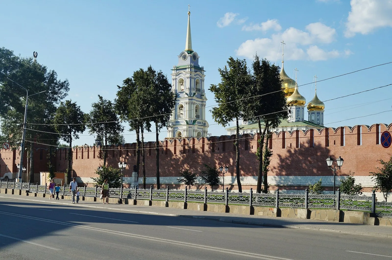 Стена Тульского кремля, над ней колокольня и купола собора