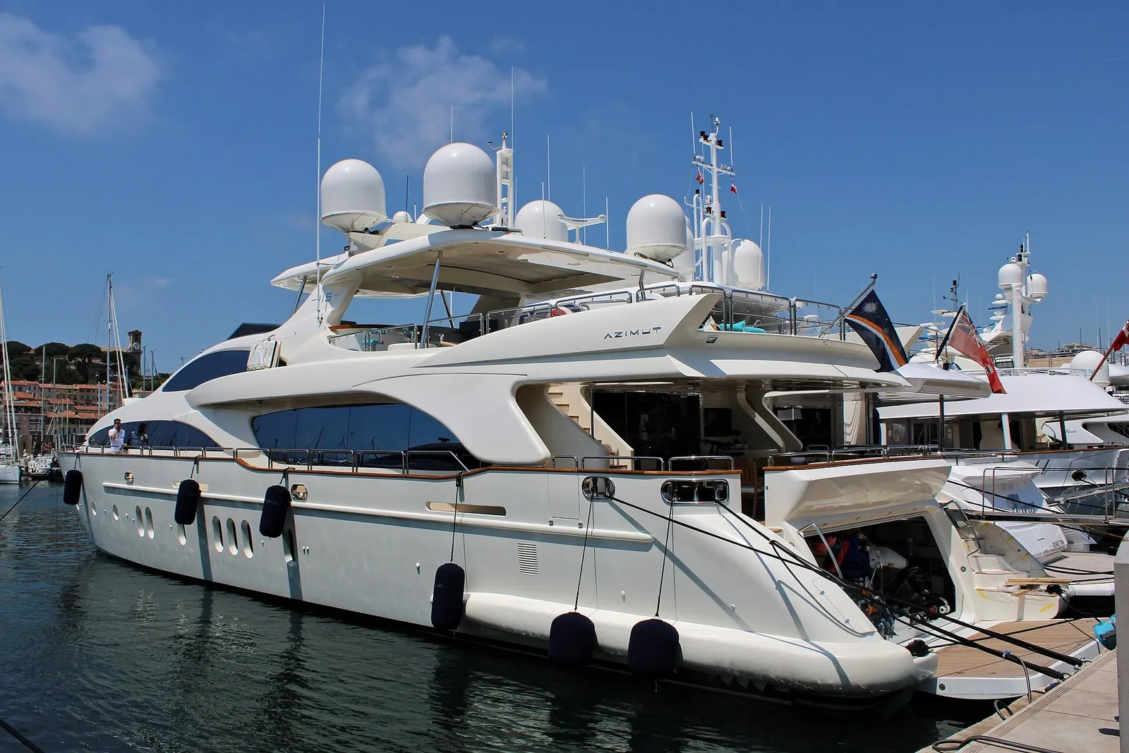 Моторная яхта Azimut у причала в Каннах