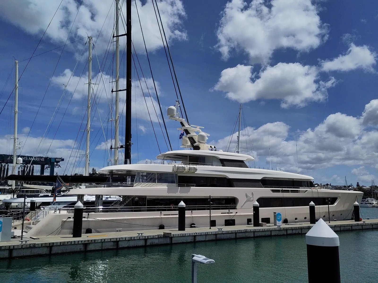 Яхта Samaya, построенная Feadship, у причала в Окленде