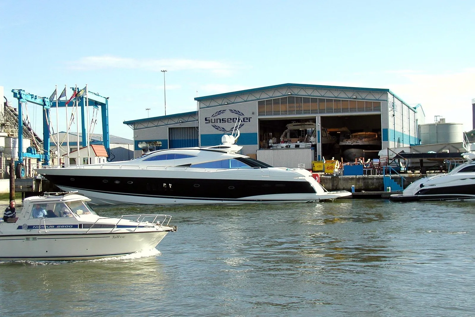 Верфь Sunseeker в Пуле, Англия: яхты у причала и эллинг