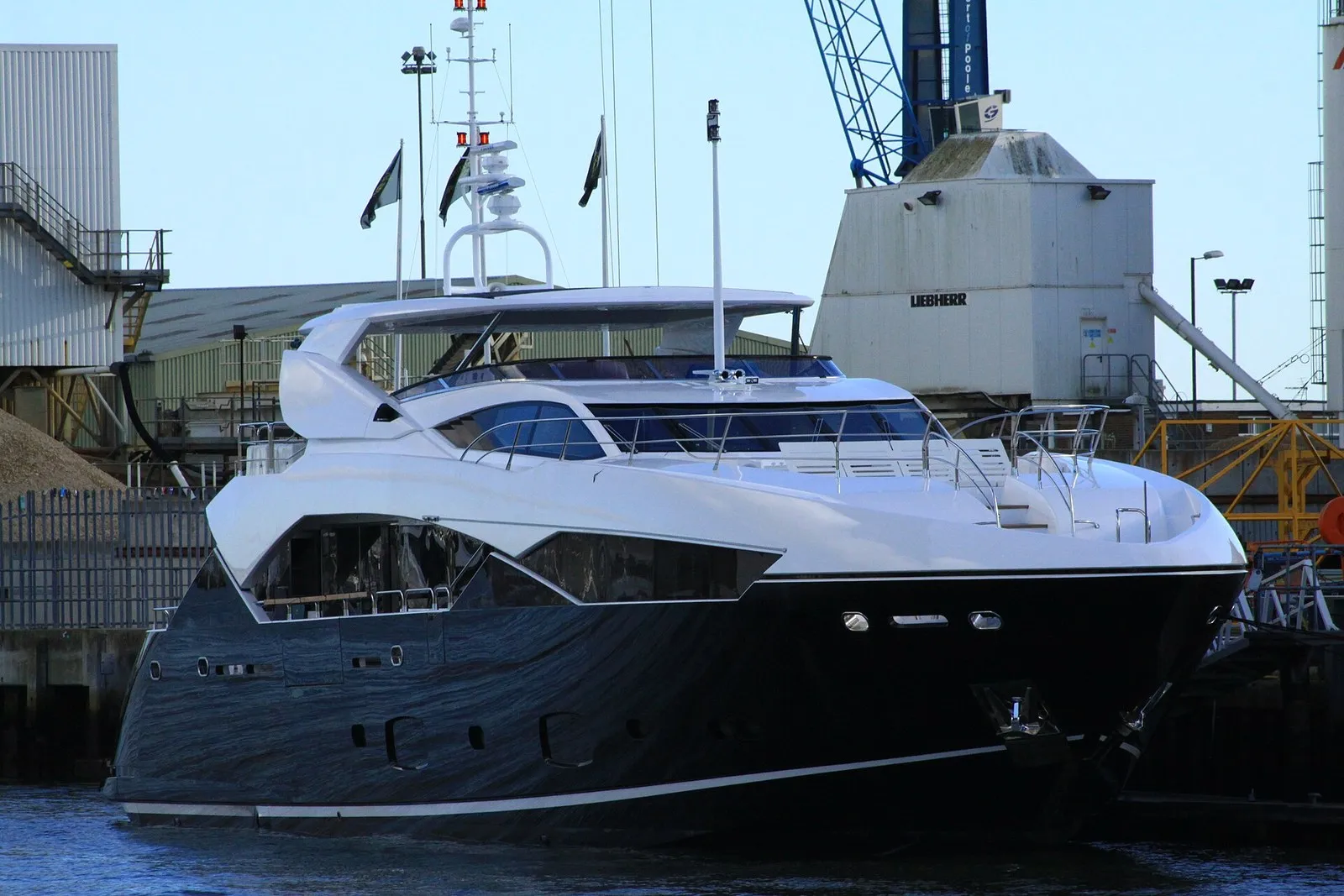 Нос яхты Sunseeker у причала в Пуле, крупным планом