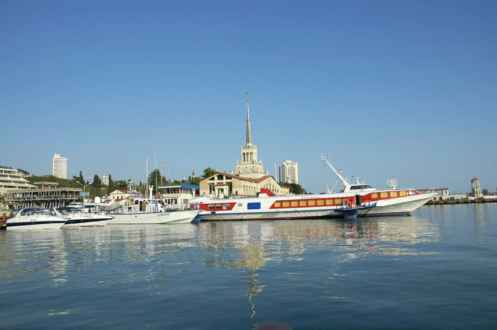 Суда у причалов Морского порта Сочи, в центре здание Морвокзала со шпилем