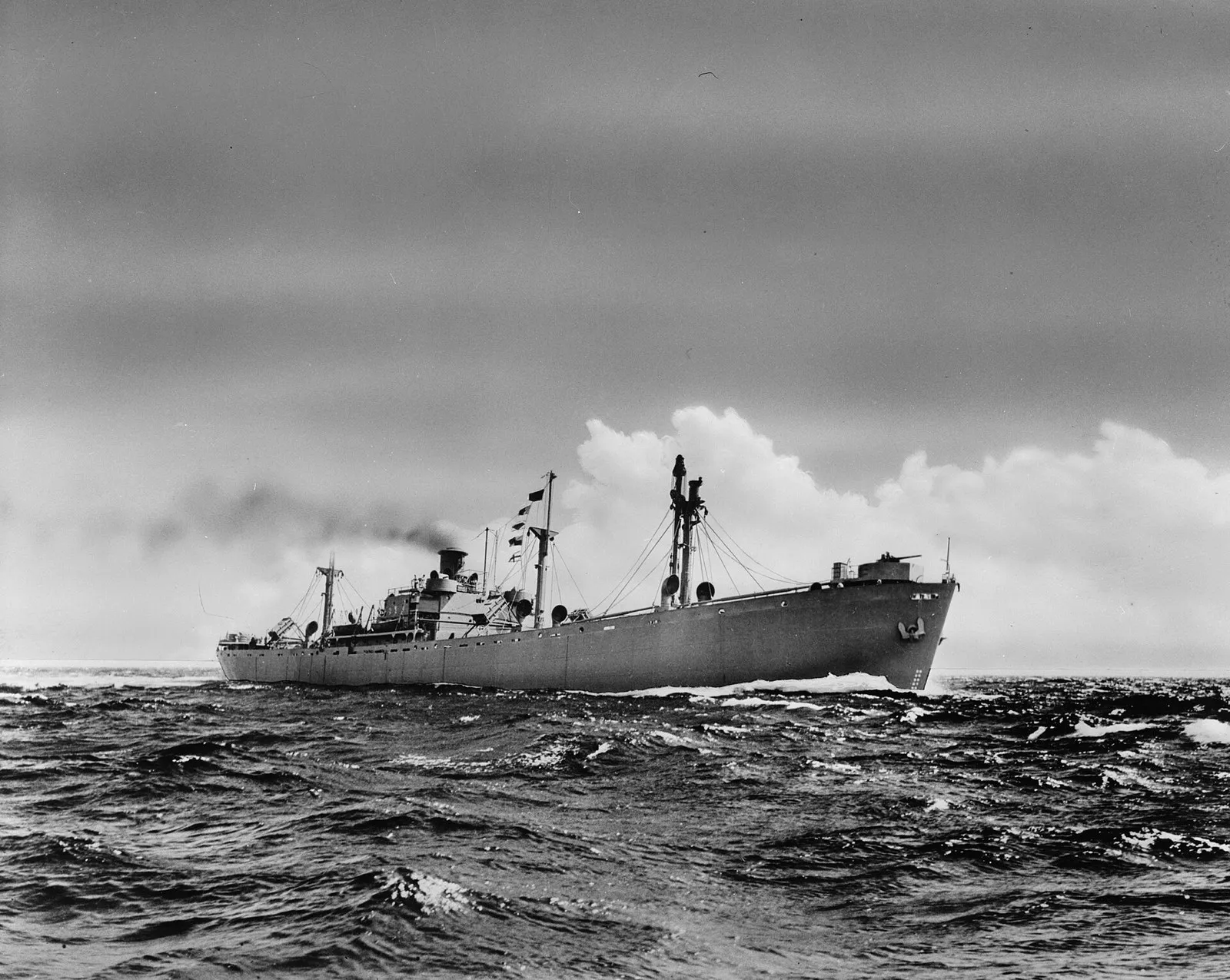 Типовой грузовой пароход «Либерти» на ходу (ретушированный снимок 1941–1942 годов, другое судно этого проекта)