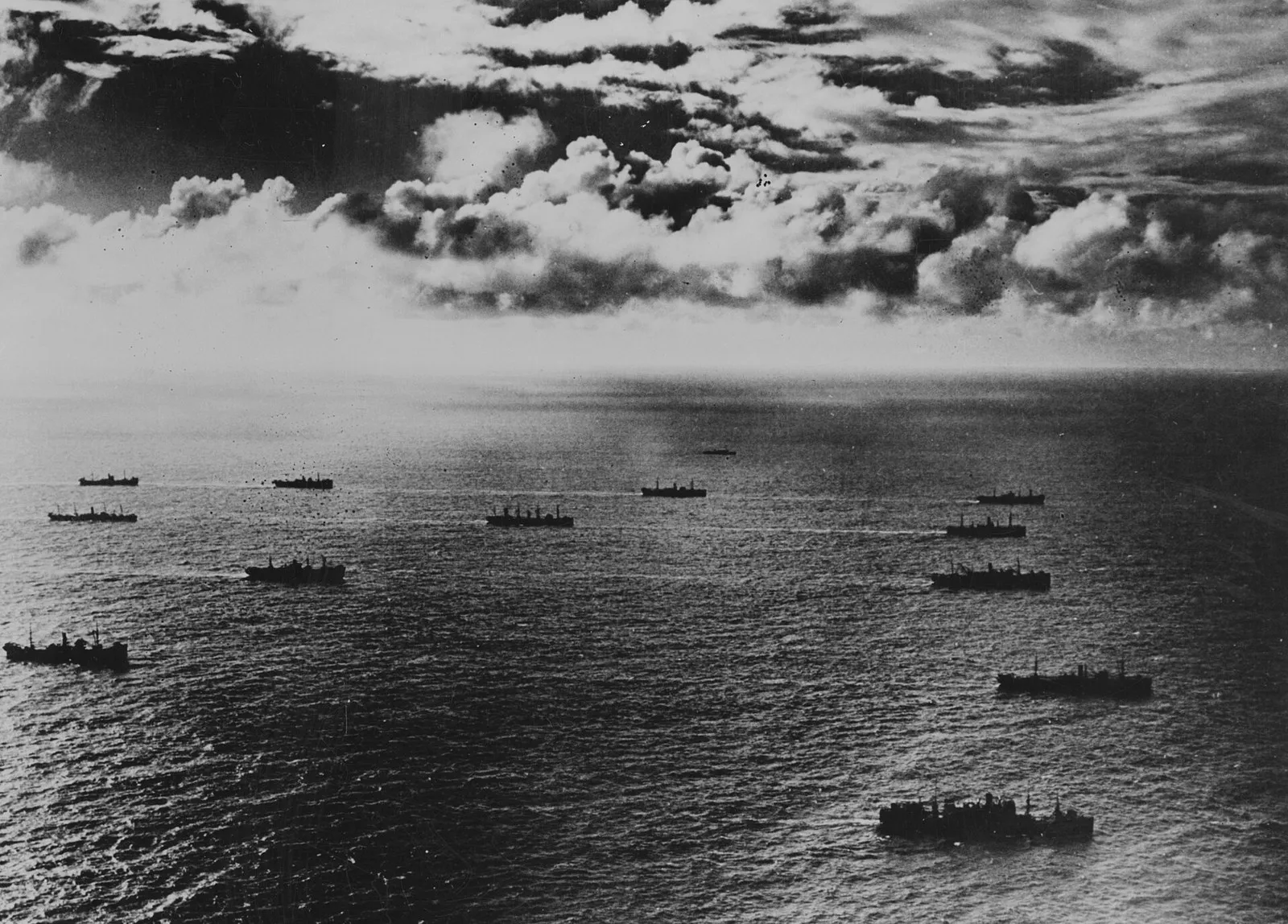 Атлантический конвой около 1942 года: «Либерти» идут в строю