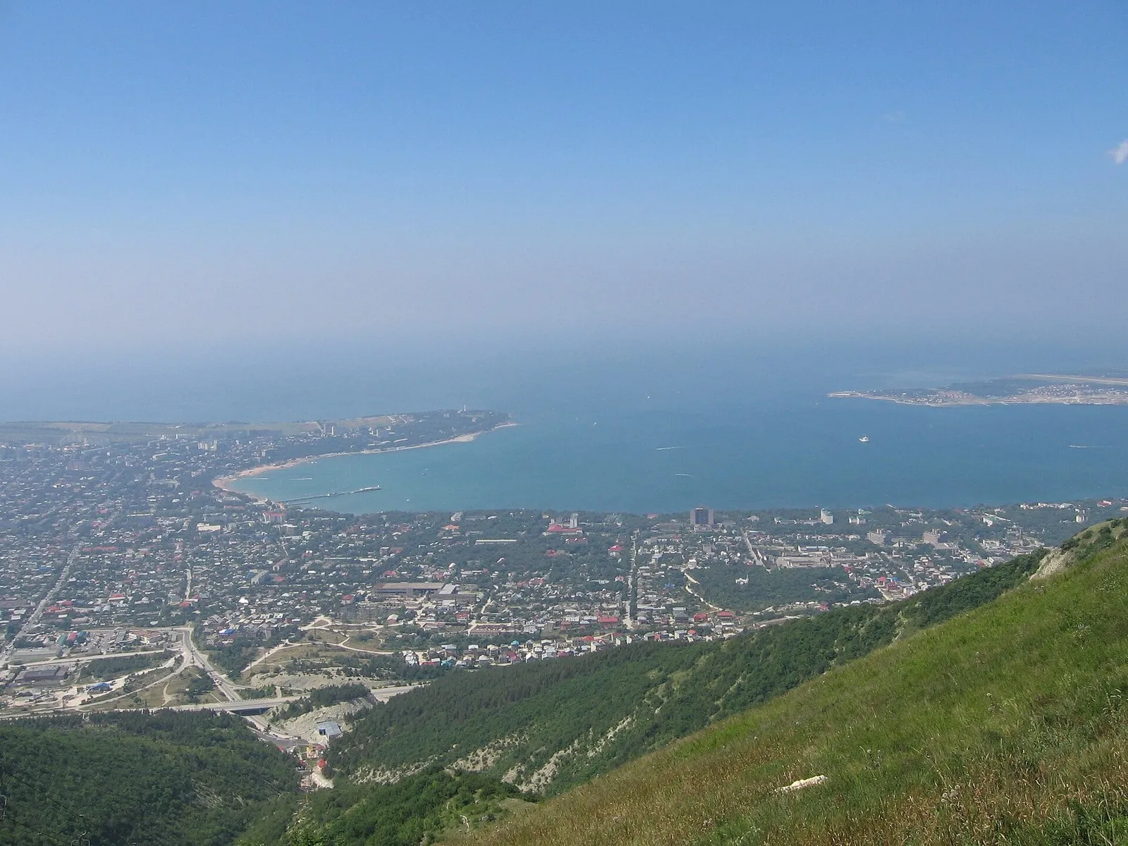 Геленджикская бухта и город на берегу, вид с вершины канатной дороги