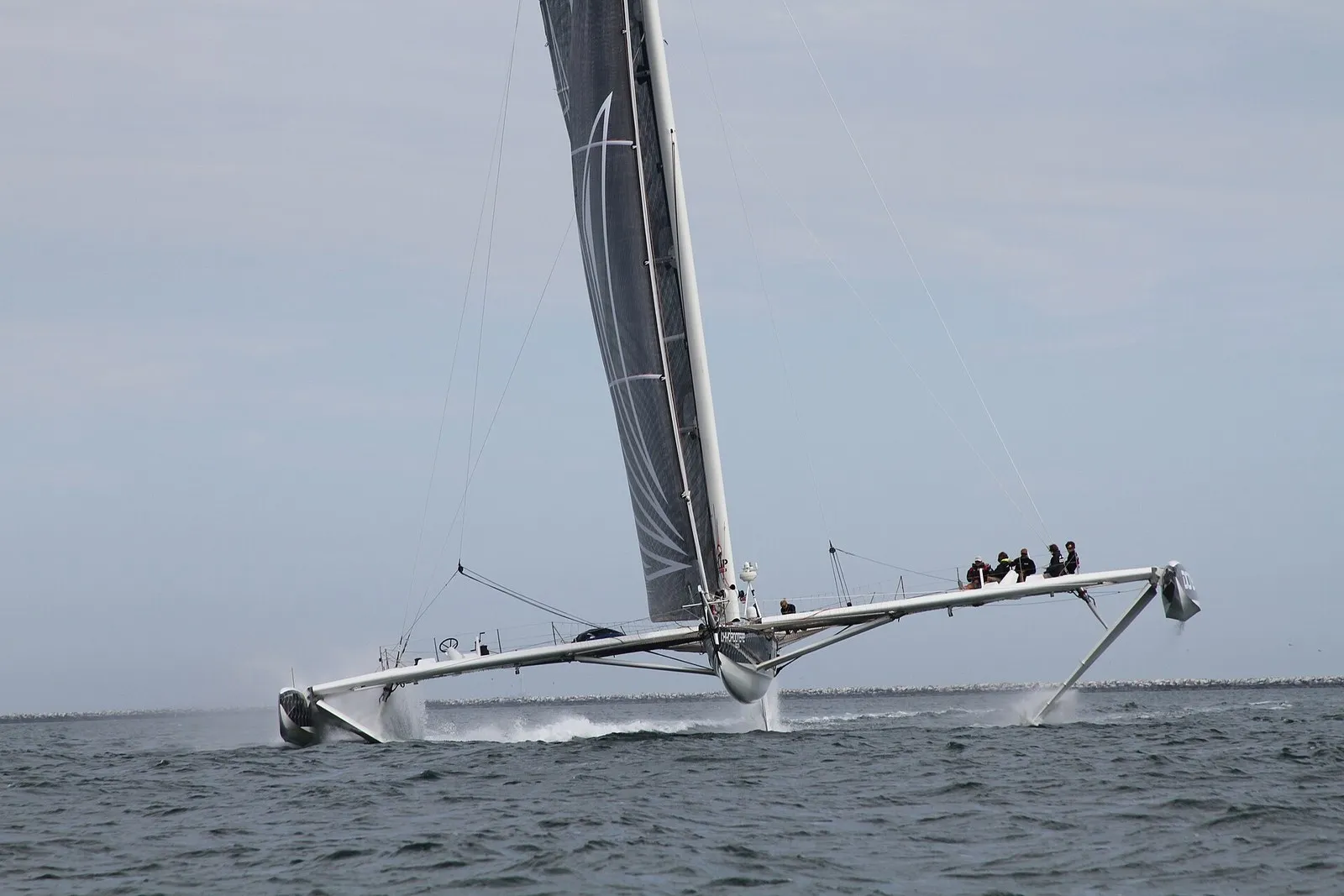 Hydroptère на тренировке в Лонг-Бич в августе 2012 года: трёхкорпусная лодка идёт на подводных крыльях