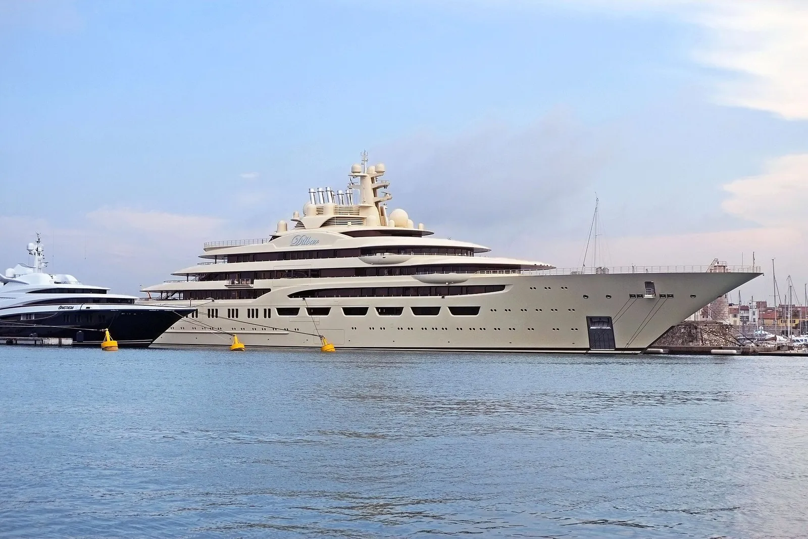 Яхта Dilbar у причала в порту Вобан в Антибе (Франция), апрель 2018 года. Снимок не из Сочи