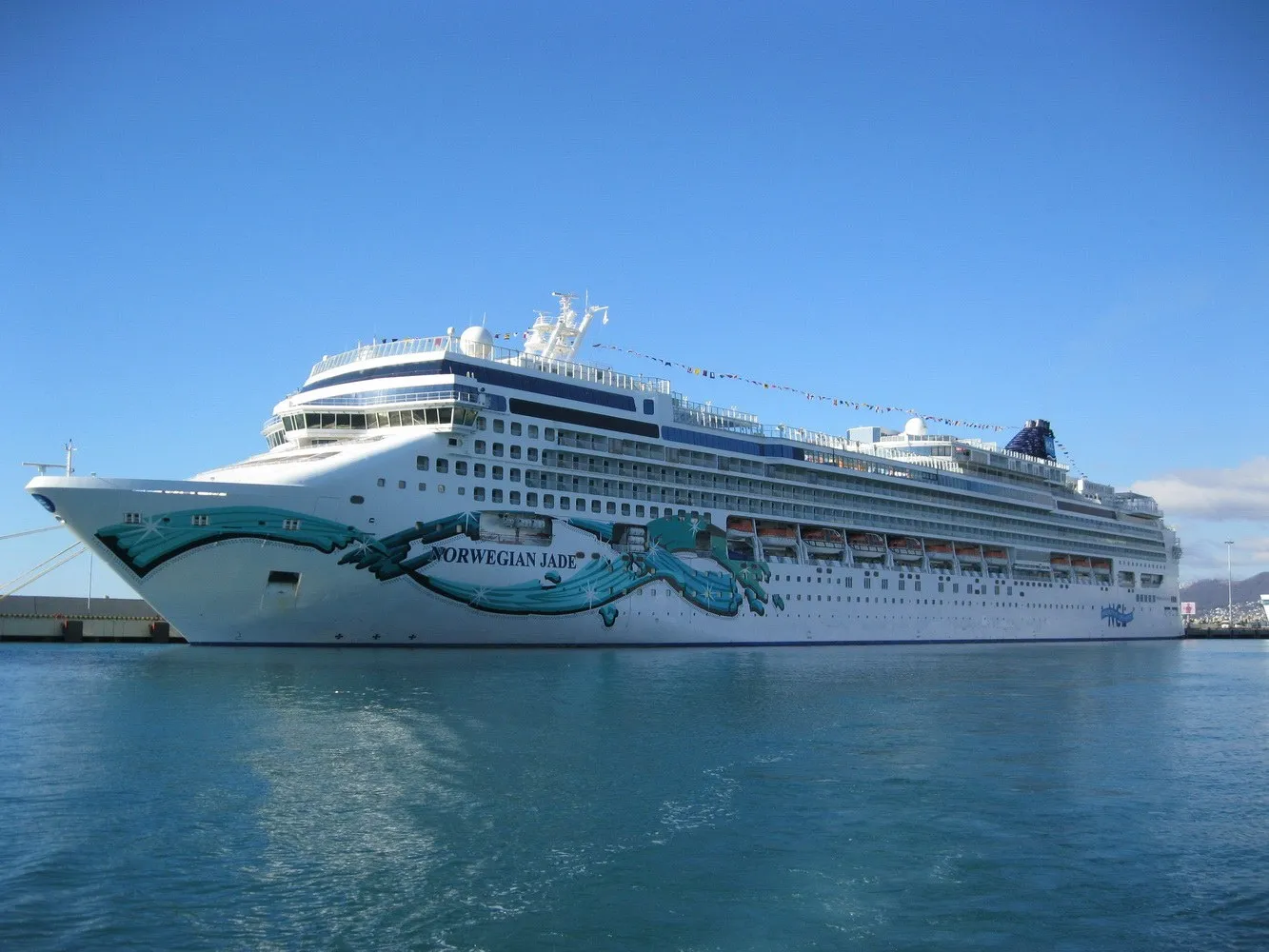 Лайнер Norwegian Jade у первого причала Морского порта Сочи, 6 февраля 2014 года