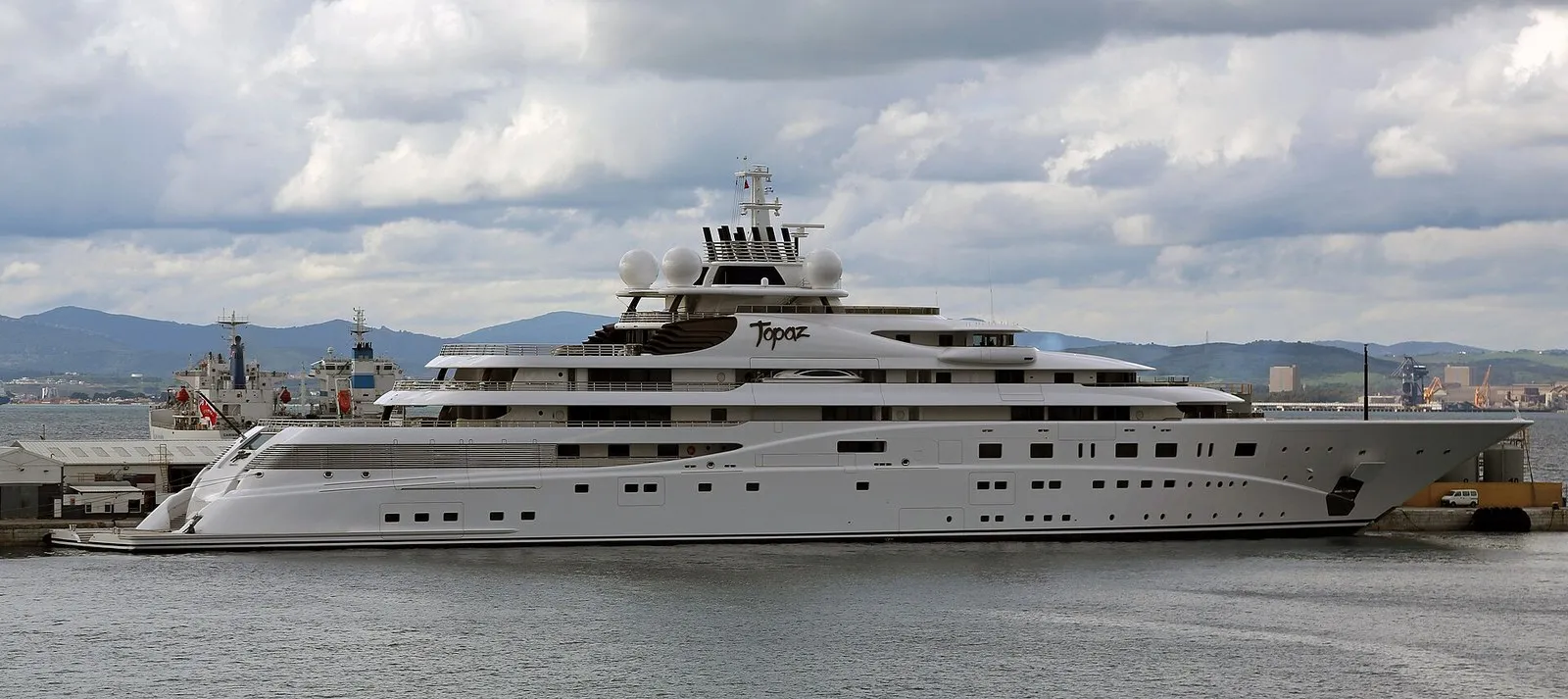 Topaz у северного мола порта Гибралтар, октябрь 2012 года