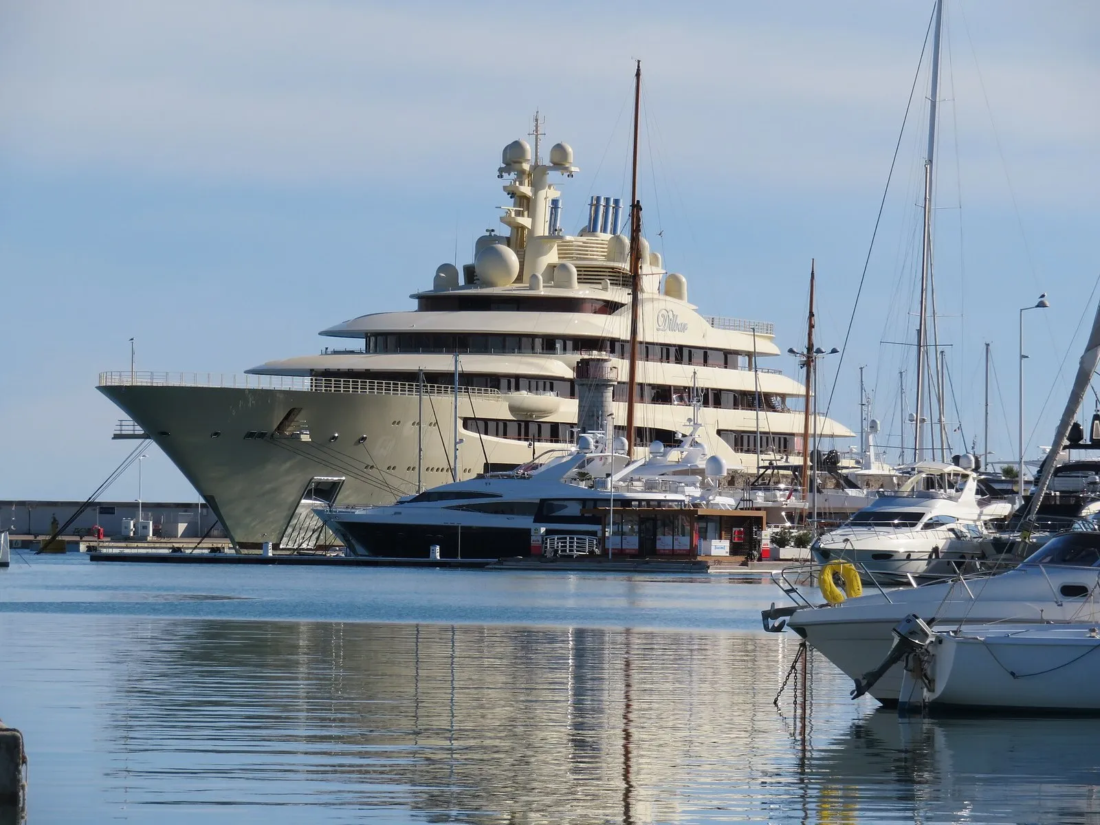 Нос Dilbar рядом с обычными яхтами в порту Антиба, ноябрь 2019 года