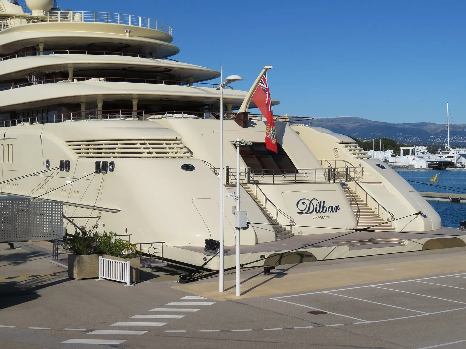 Корма Dilbar со сходнями у причала в Антибе, ноябрь 2019 года