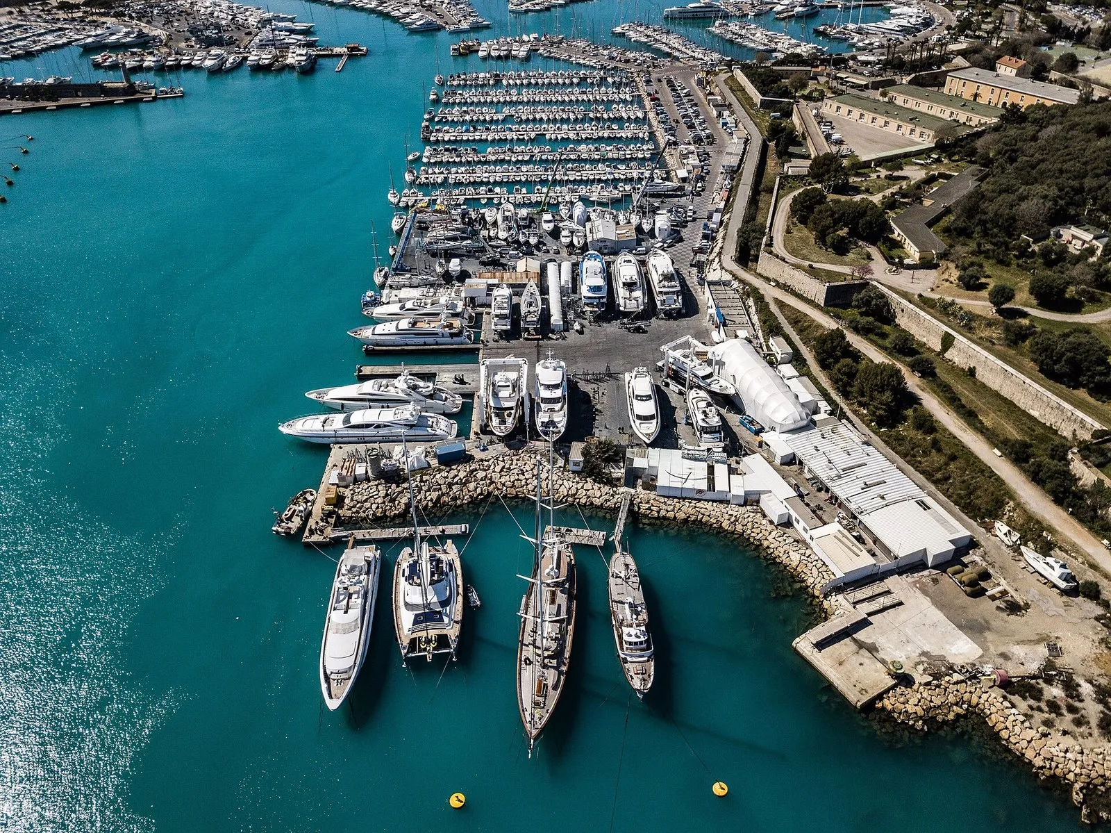 Верфь Monaco Marine в Антибе с воздуха: часть яхт стоит на берегу, остальные у причалов