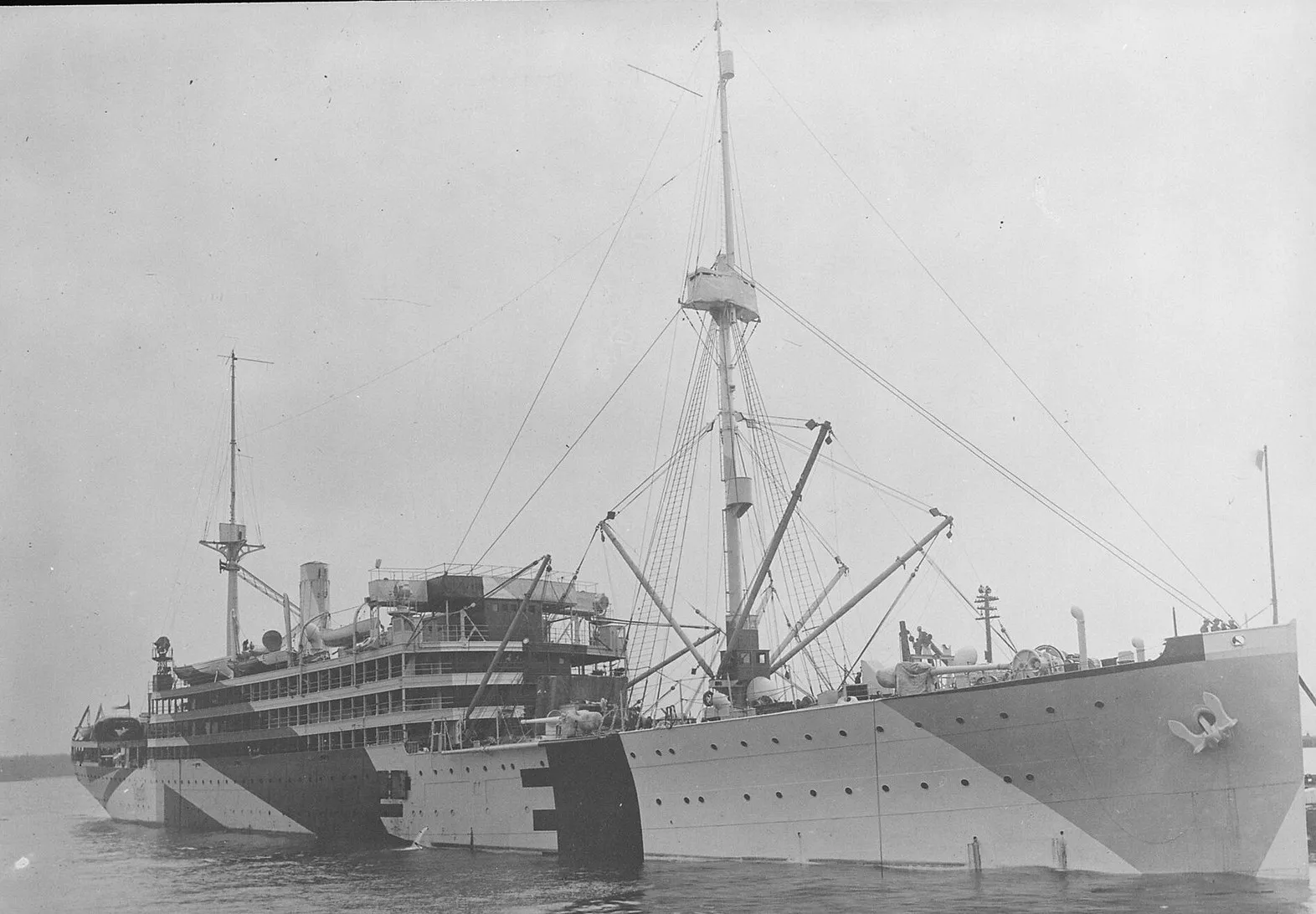 Американский военный транспорт «Хендерсон» в камуфляже, 28 апреля 1918 года: первый большой корабль с гироскопическим стабилизатором