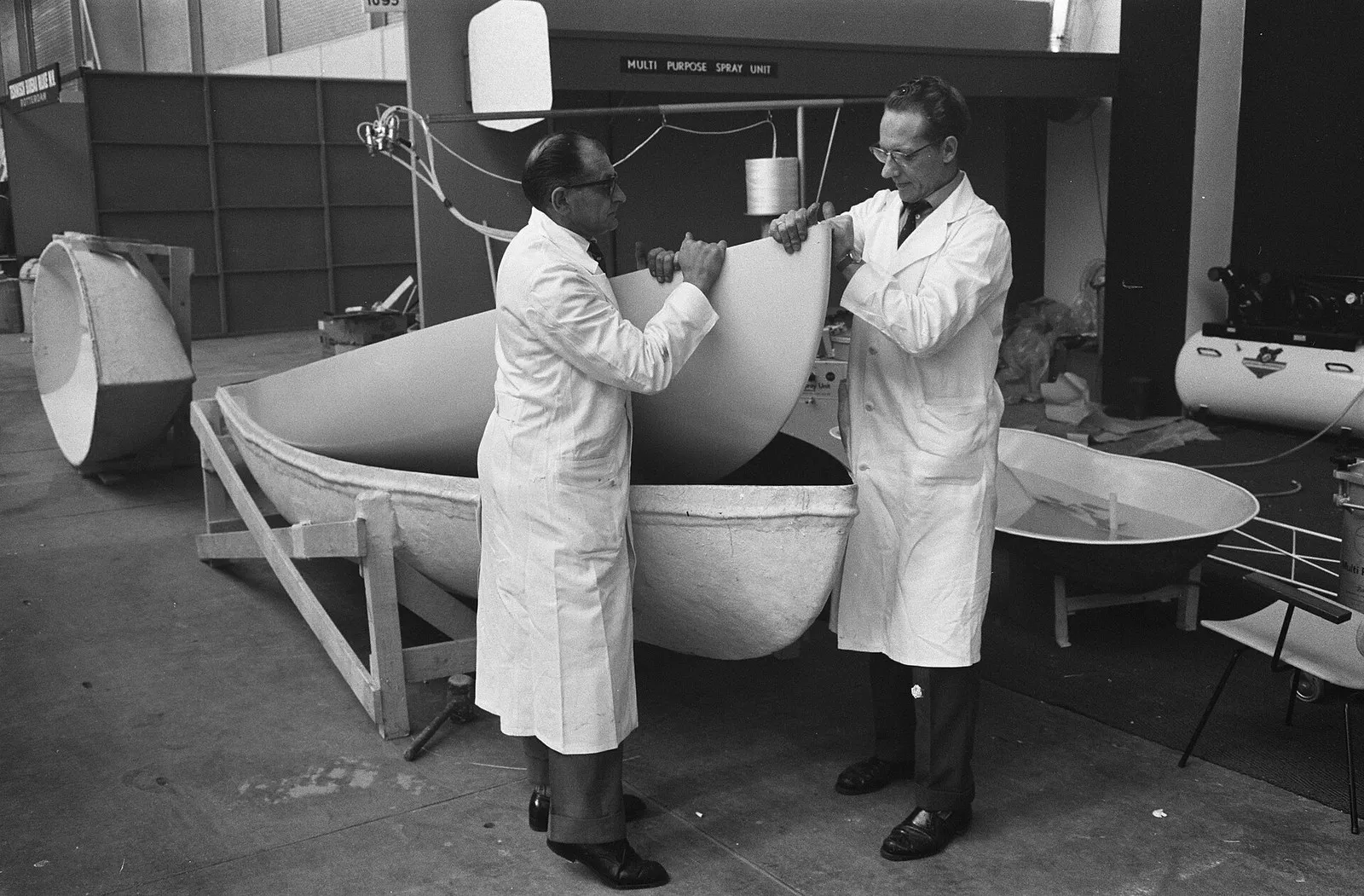 Стеклопластиковую лодку достают из формы, Утрехт, Нидерланды, 1962 год