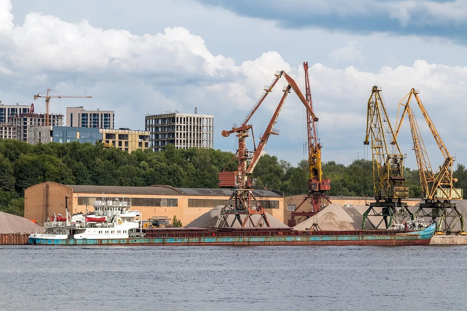 Сухогруз «река-море» проекта «Волго-Дон» у причала Северного речного порта Москвы: длинный низкий корпус, рубка на корме