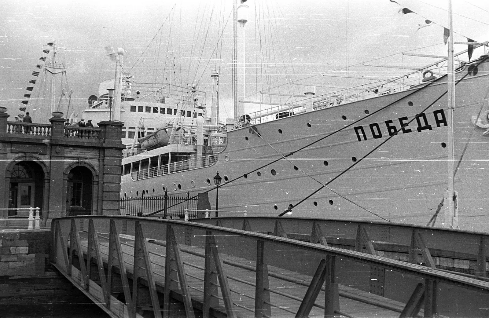 Теплоход «Победа» у причала в Антверпене, 1960 год