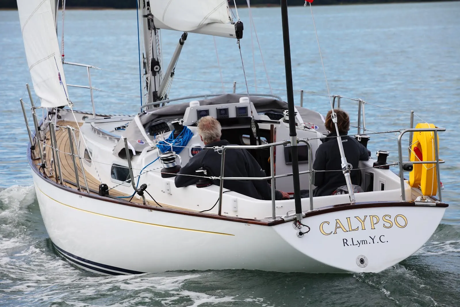 Contessa 32 на ходу в спокойной воде: крейсерская килевая яхта