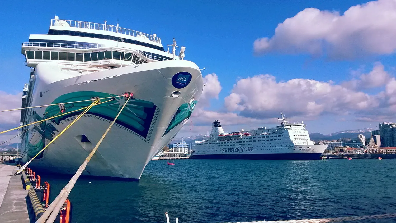 Лайнер Norwegian Jade у первого причала порта Сочи, швартовы в натяг