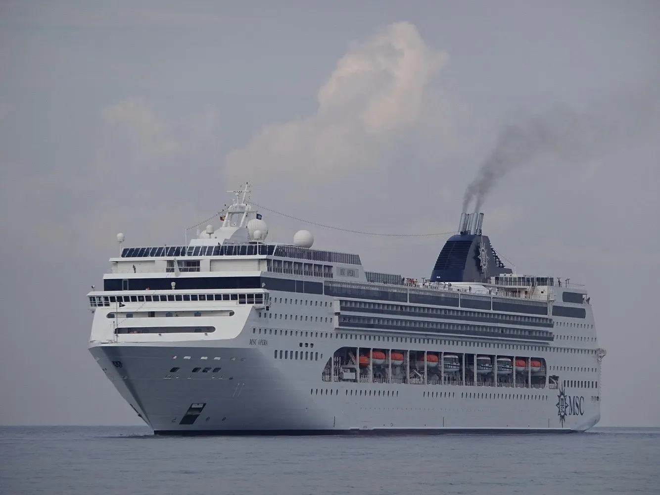 Лайнер MSC Opera подходит к порту Сочи с моря
