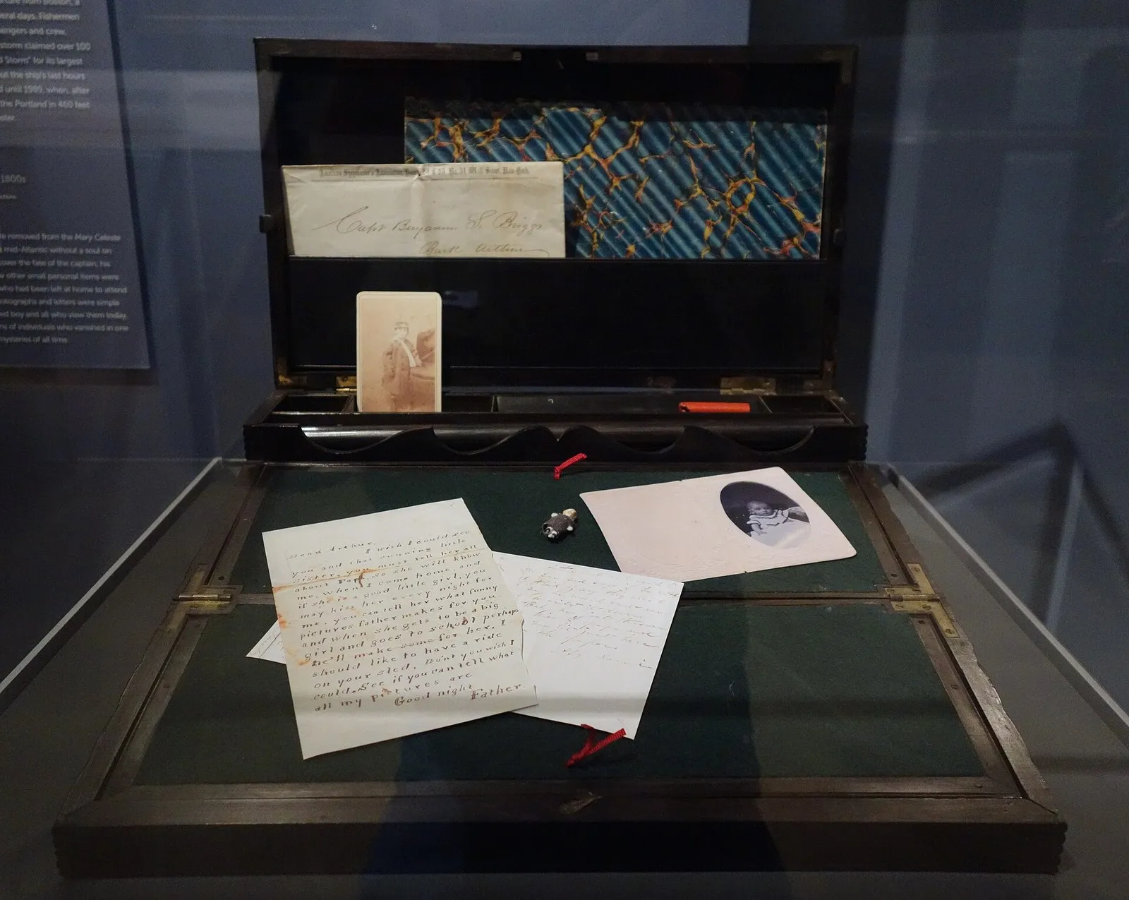 Письменный ящик капитана Бриггса, снятый с «Марии Селесты» в 1872 году, в музее Пибоди Эссекс; часть вещей на нём — копии
