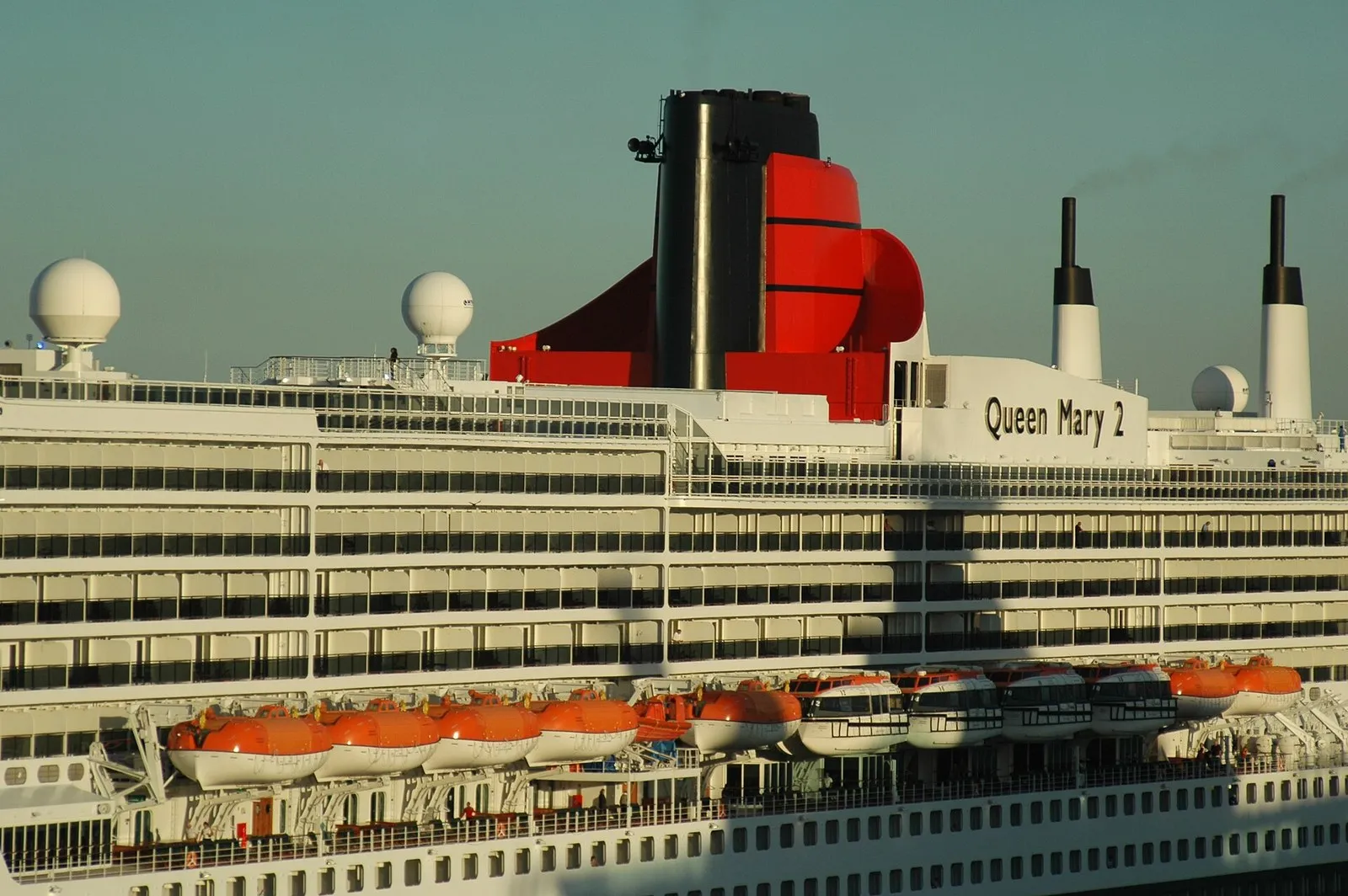 Дымовая труба Queen Mary 2 у причала порта Эверглейдс ранним утром