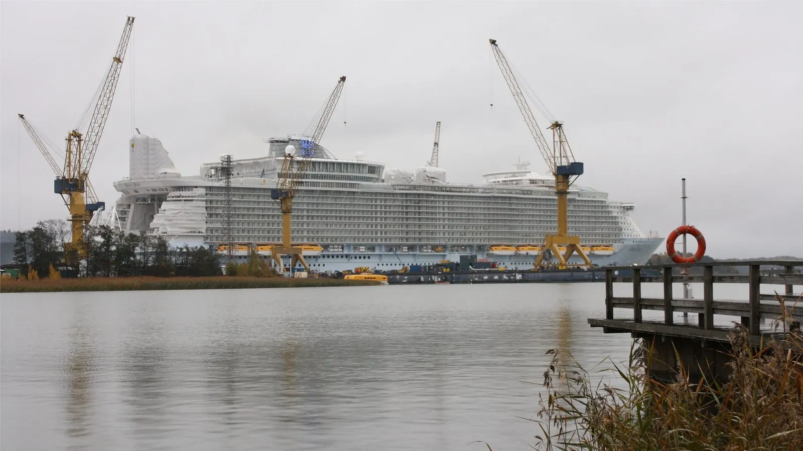 Oasis of the Seas на верфи в Турку, октябрь 2009 года