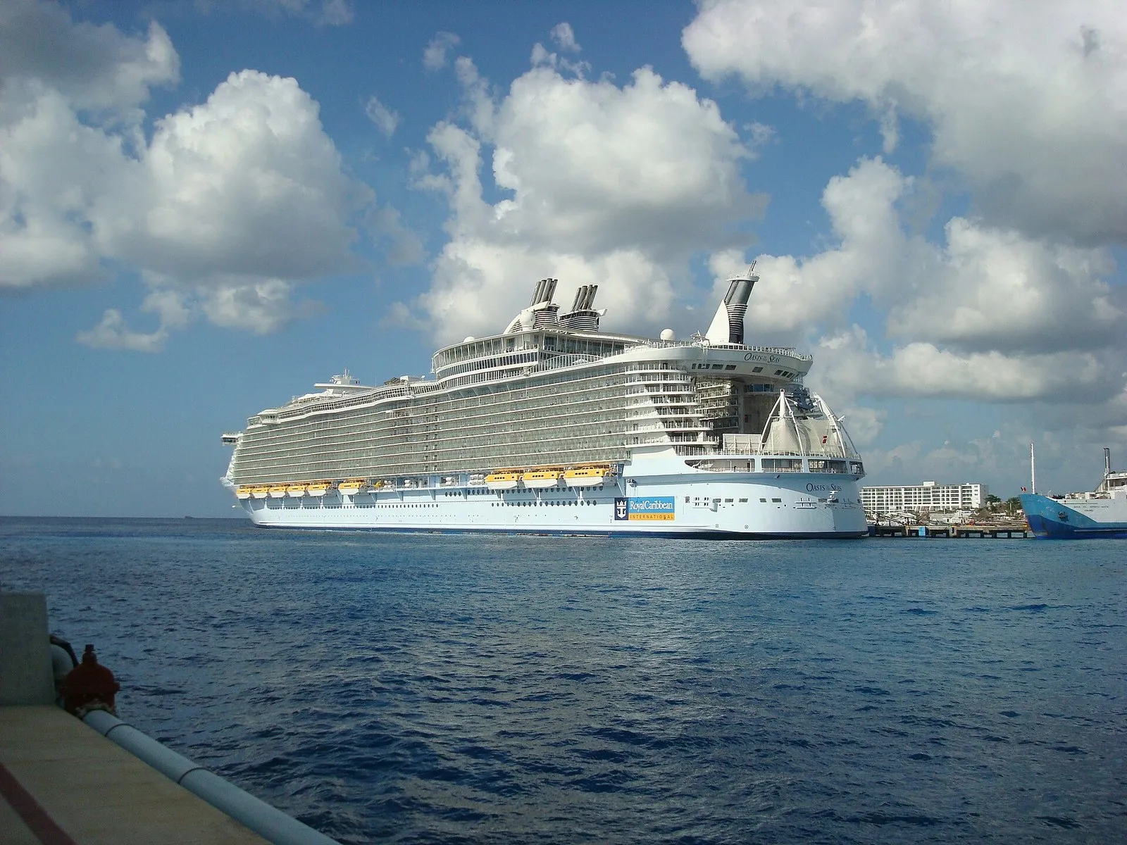 Oasis of the Seas у причала: корма и дымовые трубы