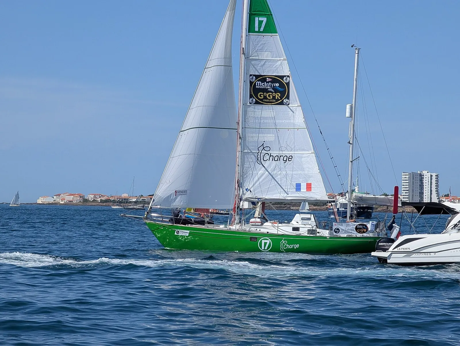 Яхта IE Charge с номером 17 на старте Golden Globe Race 2026 в бухте Ле-Сабль-д'Олон
